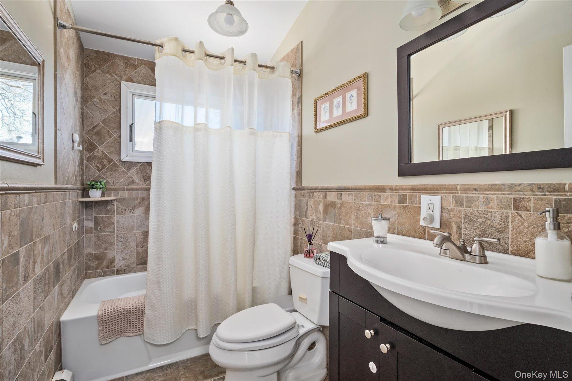 #17 photo, 165 Little Whaleneck Road, Merrick , NY 11566