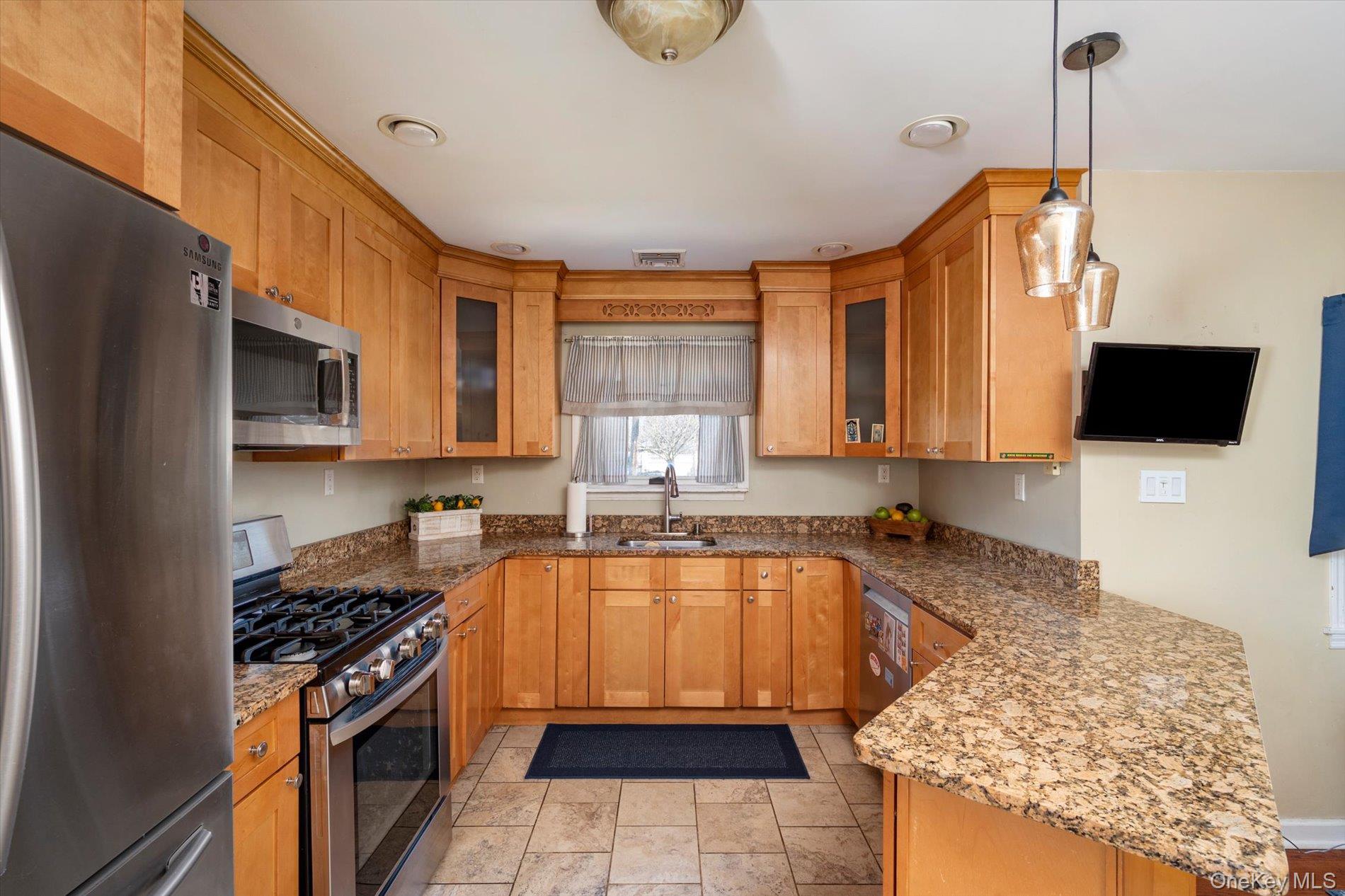 #8 photo, 165 Little Whaleneck Road, Merrick , NY 11566