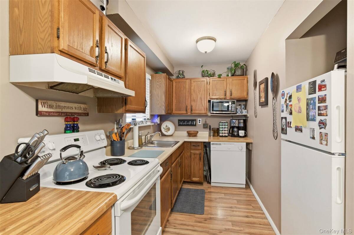 #16 photo, 17 Westminster Lane, West Islip , NY 11795