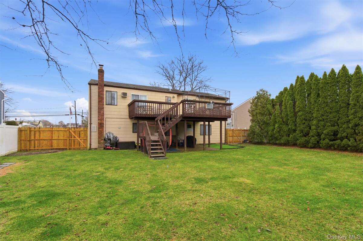 #19 photo, 17 Westminster Lane, West Islip , NY 11795