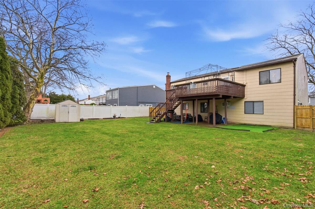 #21 photo, 17 Westminster Lane, West Islip , NY 11795