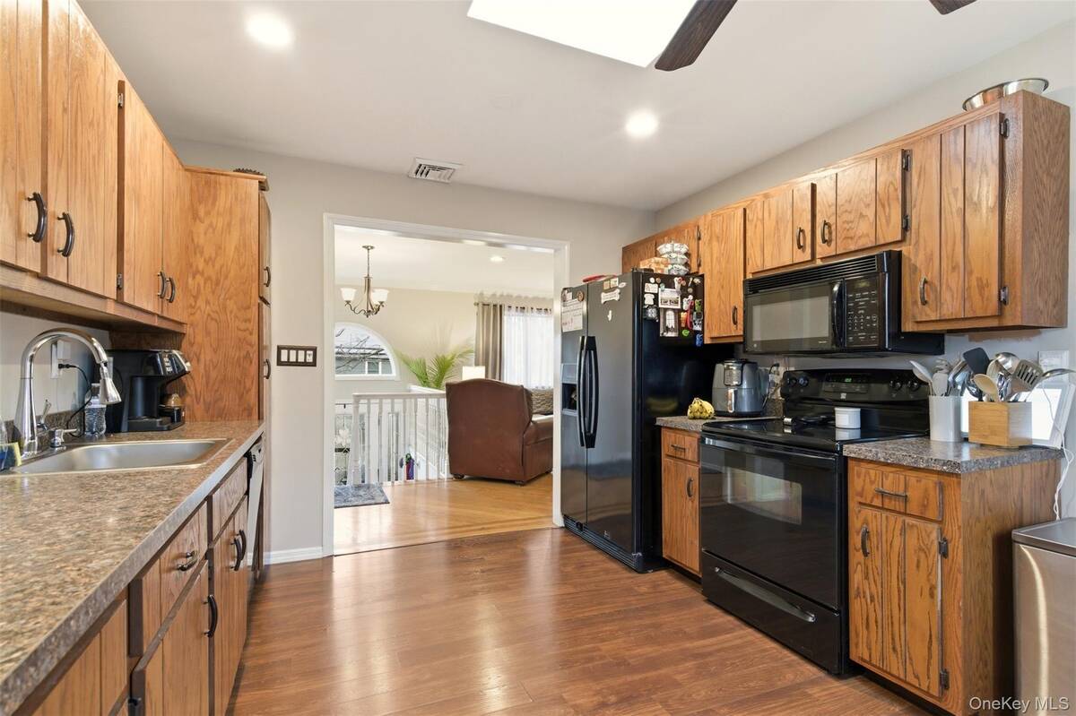 #8 photo, 17 Westminster Lane, West Islip , NY 11795