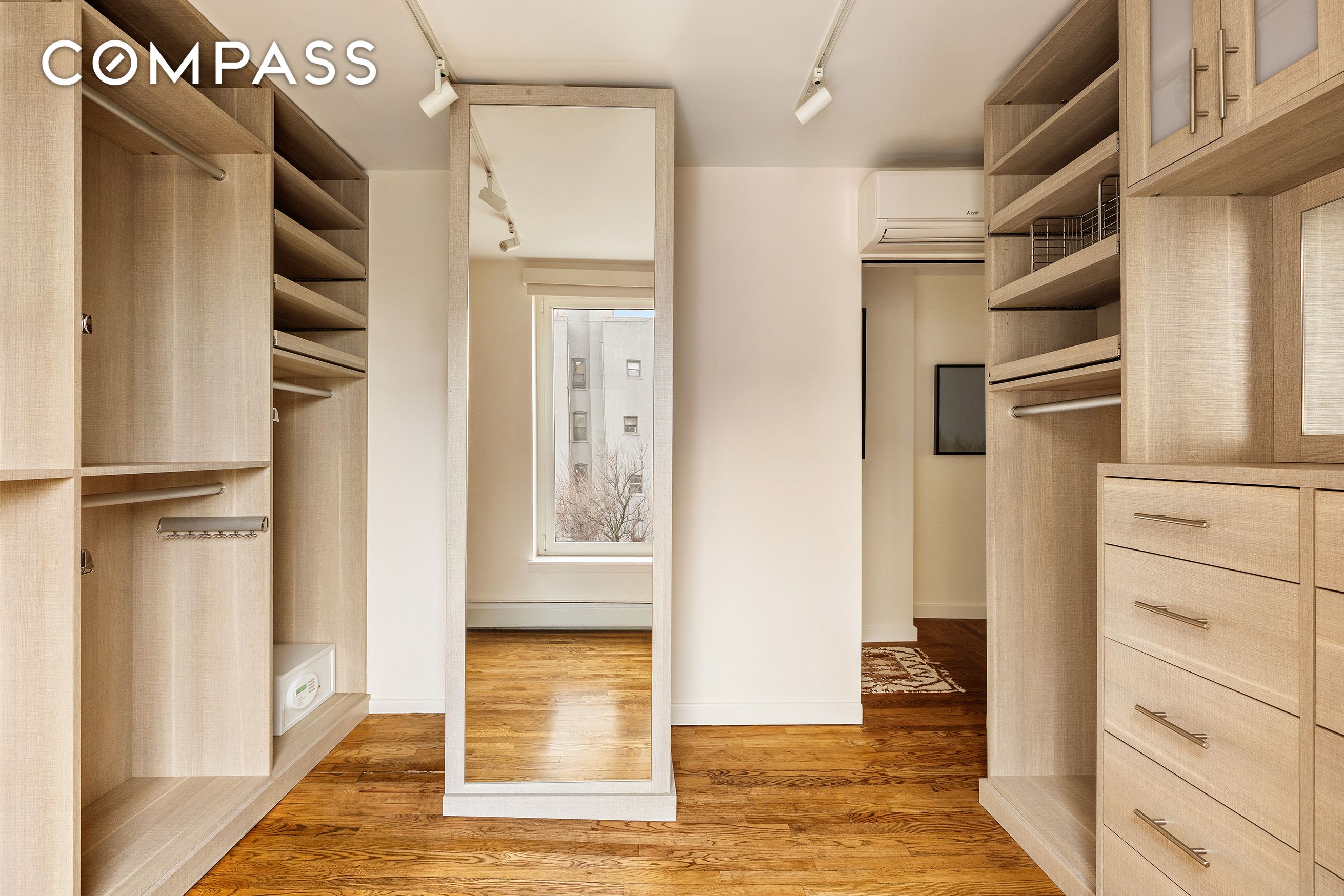 #13 photo, 211 E 3rd Street, ম্যানহাটন East Village , NY 10009