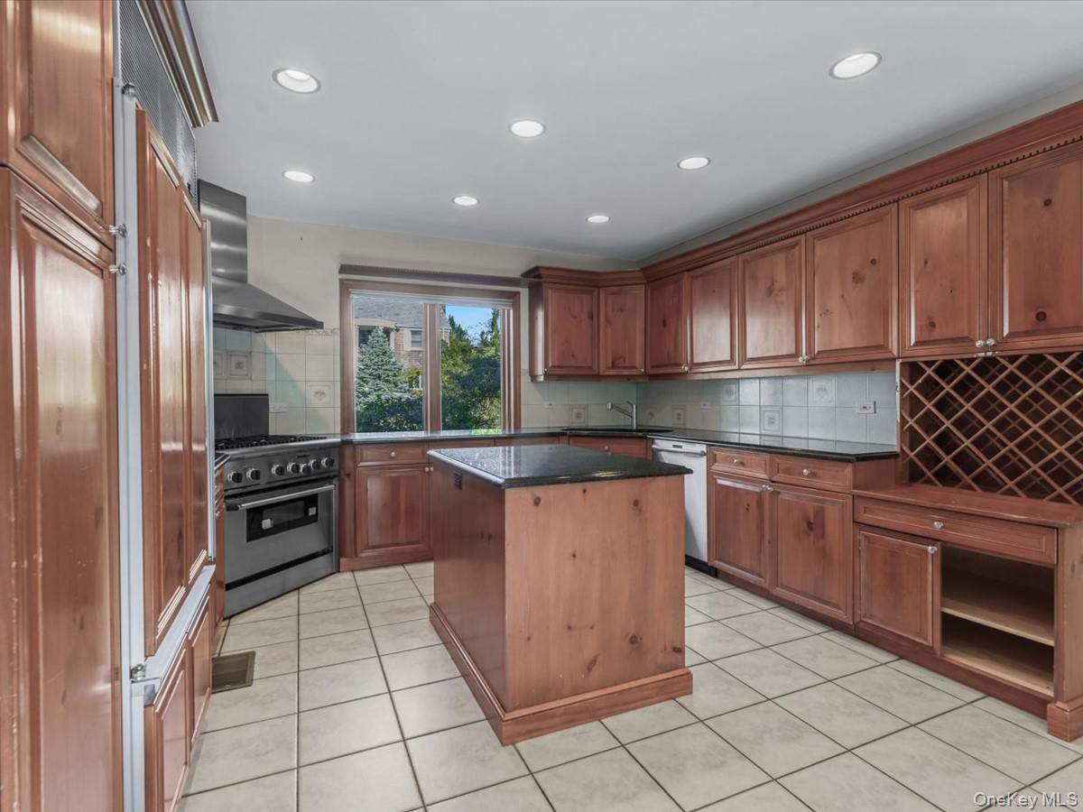 #10 photo, 2 Amherst Road, Great Neck , NY 11021