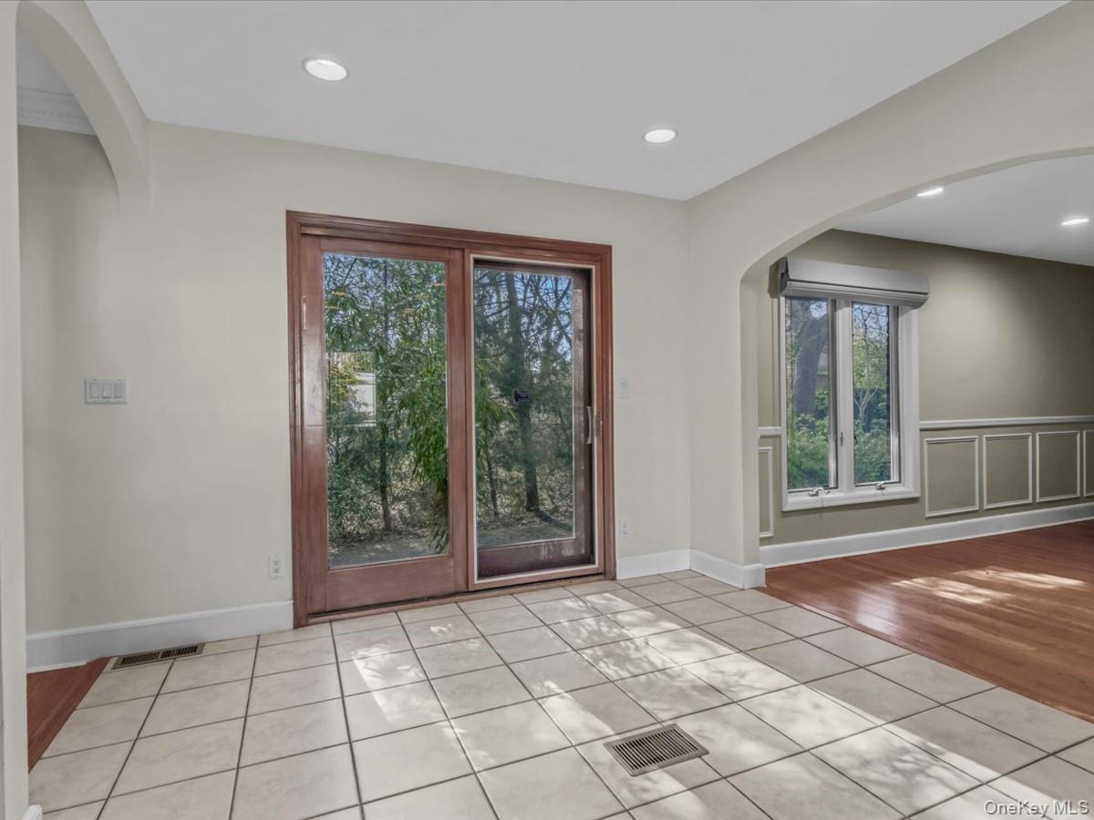 #12 photo, 2 Amherst Road, Great Neck , NY 11021