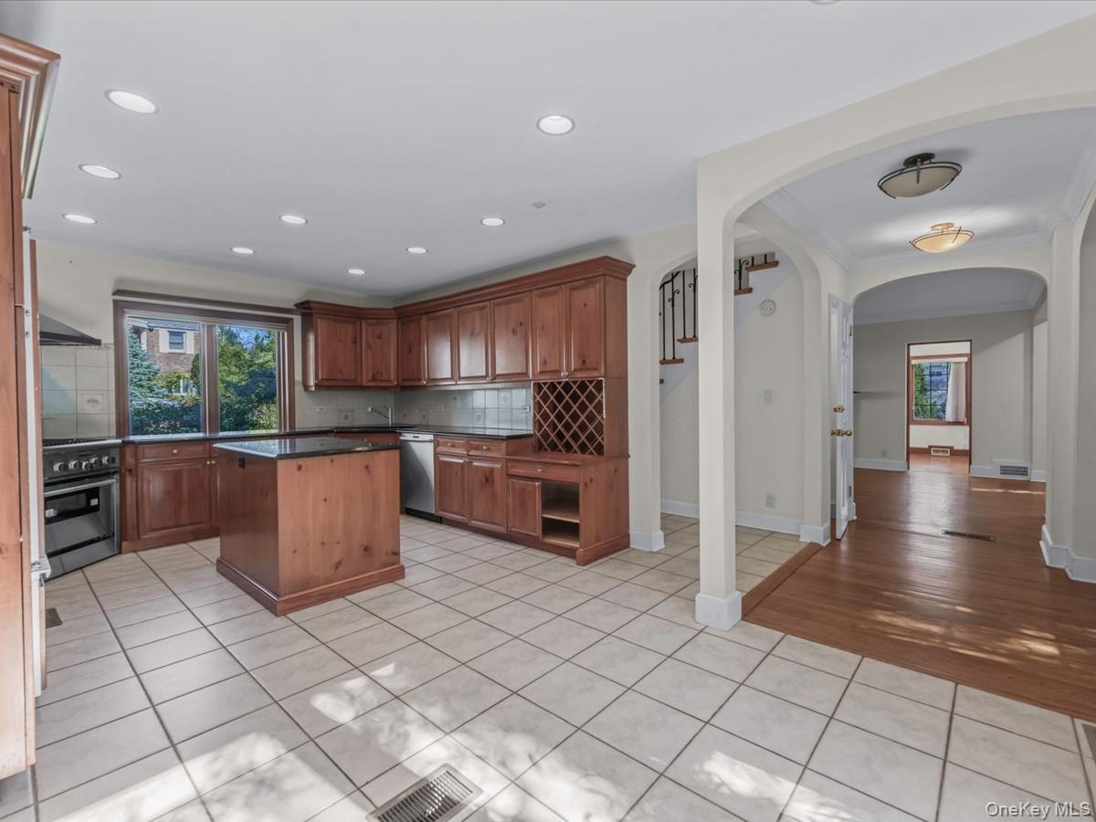 #13 photo, 2 Amherst Road, Great Neck , NY 11021