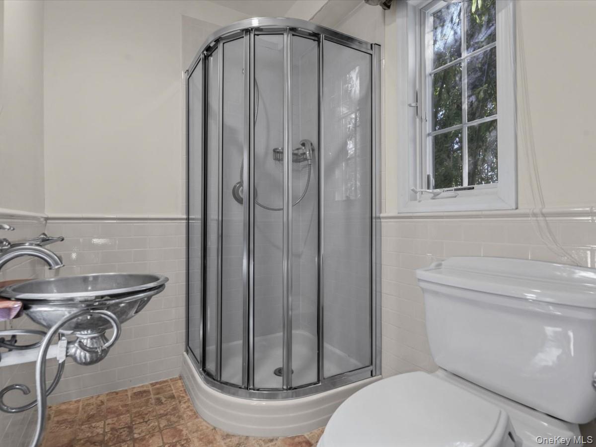 #17 photo, 2 Amherst Road, Great Neck , NY 11021