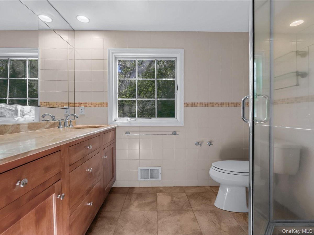 #20 photo, 2 Amherst Road, Great Neck , NY 11021