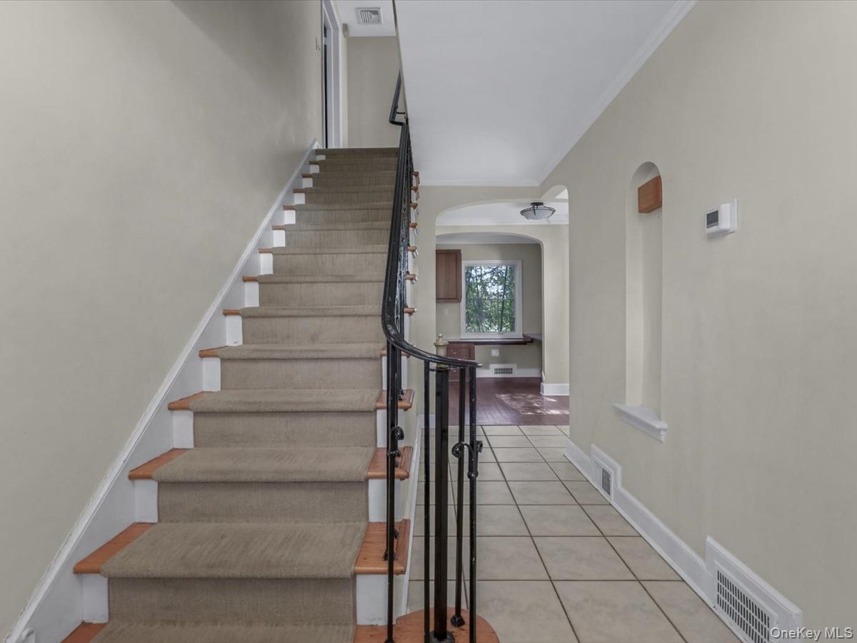 #3 photo, 2 Amherst Road, Great Neck , NY 11021