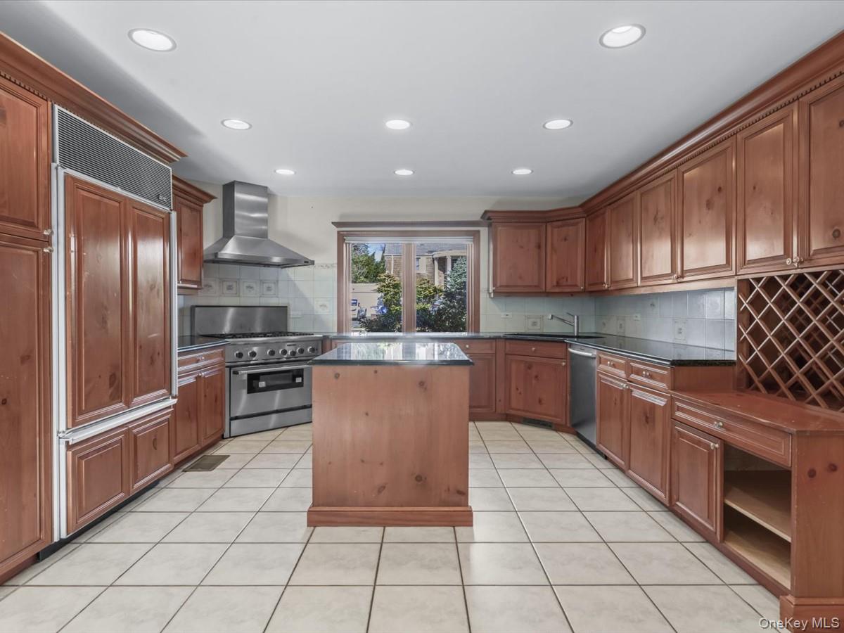 #9 photo, 2 Amherst Road, Great Neck , NY 11021