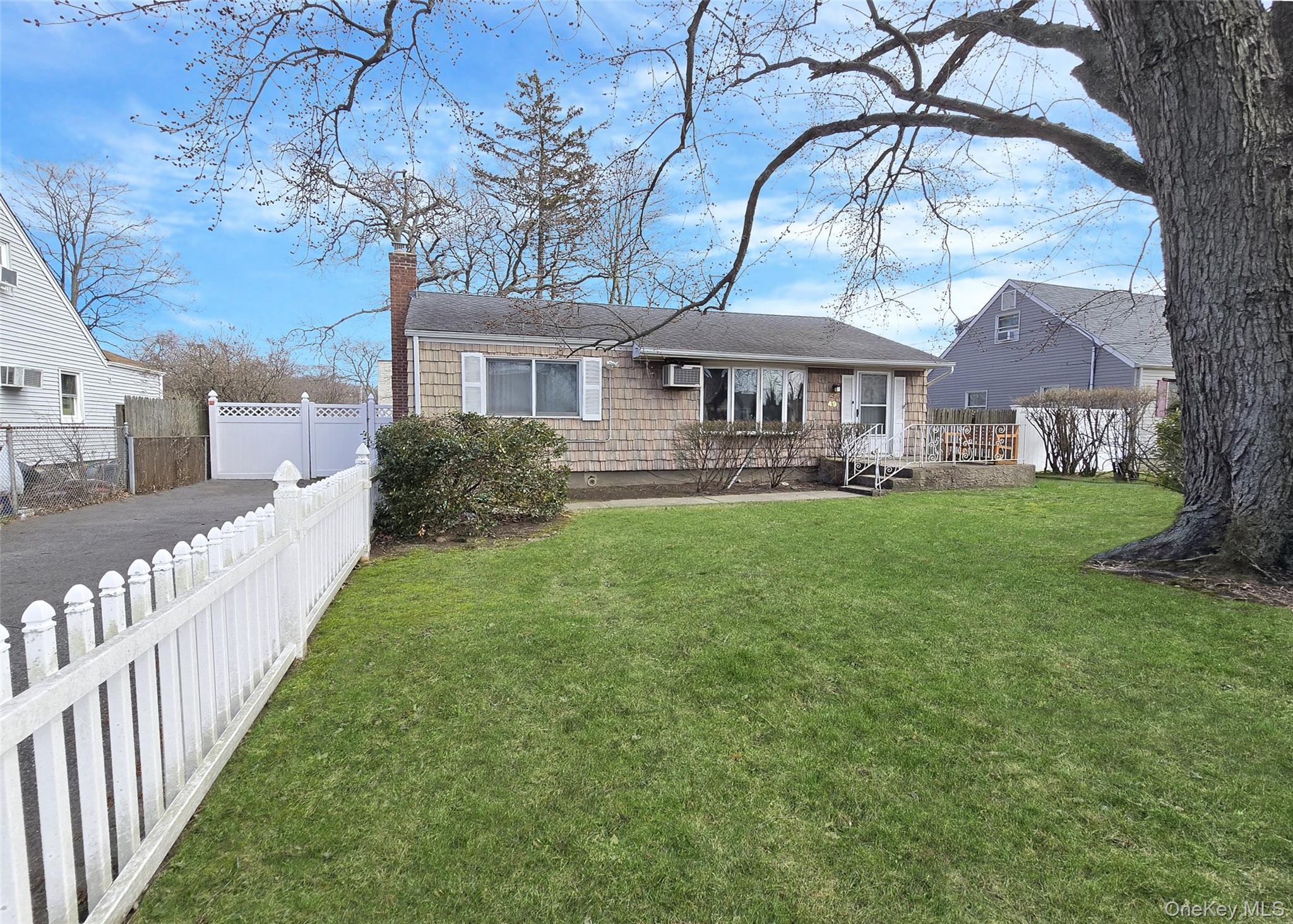 #1 photo, 49 Lakewood Avenue, সাফোক কাউন্টি Ronkonkoma , NY 11779