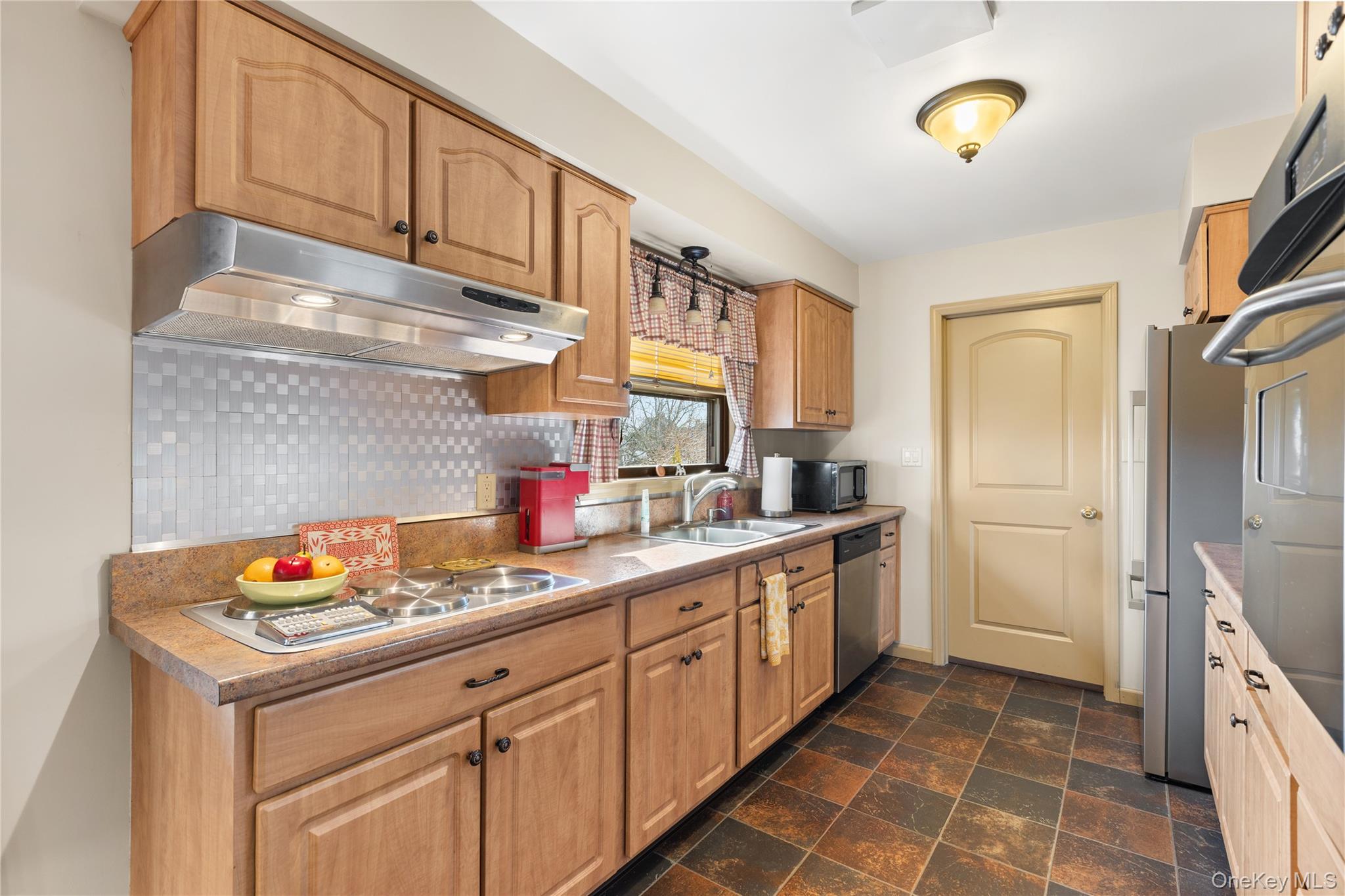 #6 photo, 7 Montgomery Lane, সাফোক কাউন্টি Bay Shore , NY 11706