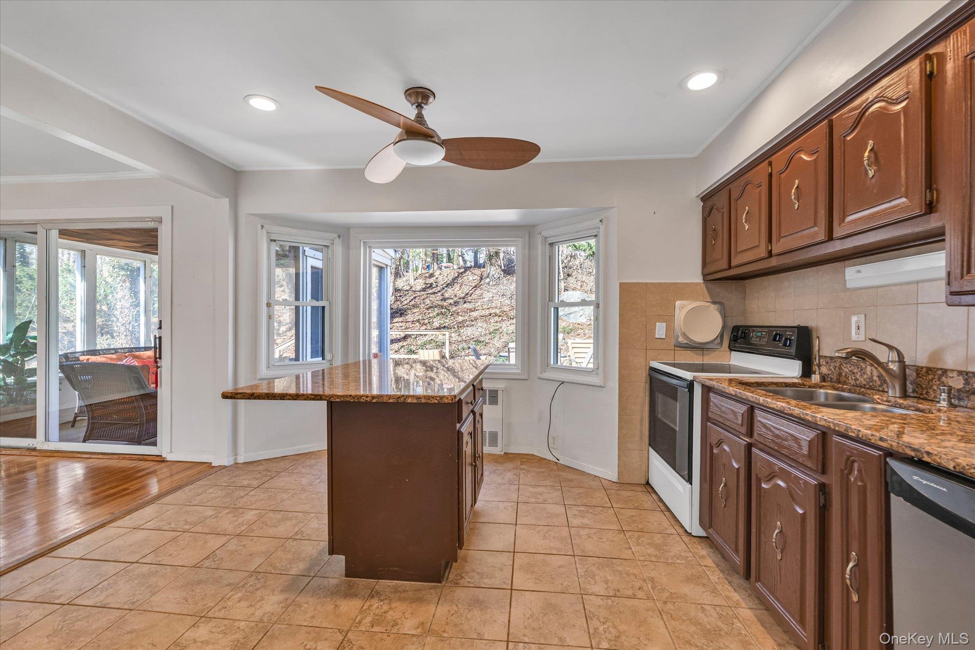 #8 photo, 10 Sycamore Road, Glen Cove , NY 11542