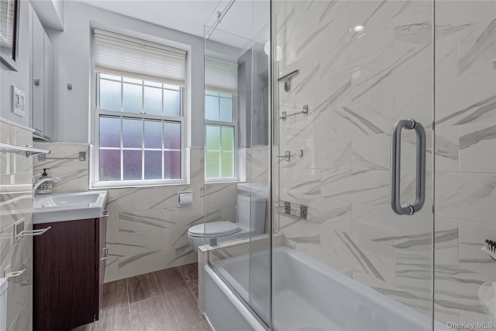 #13 photo, 90 Knightsbridge Road, Great Neck , NY 11021