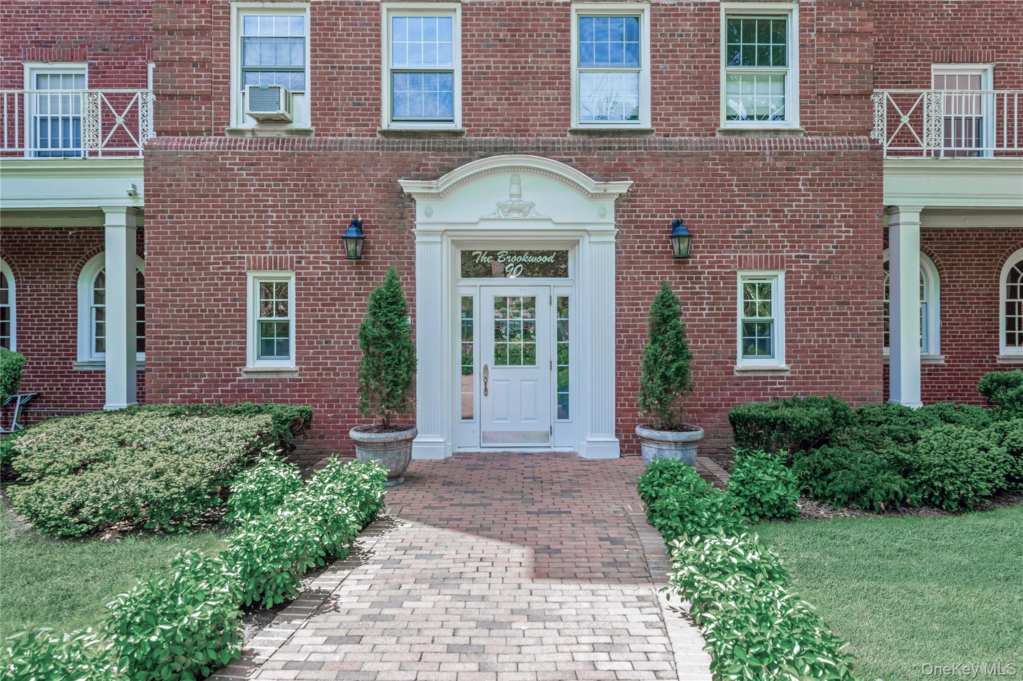 #2 photo, 90 Knightsbridge Road, Great Neck , NY 11021