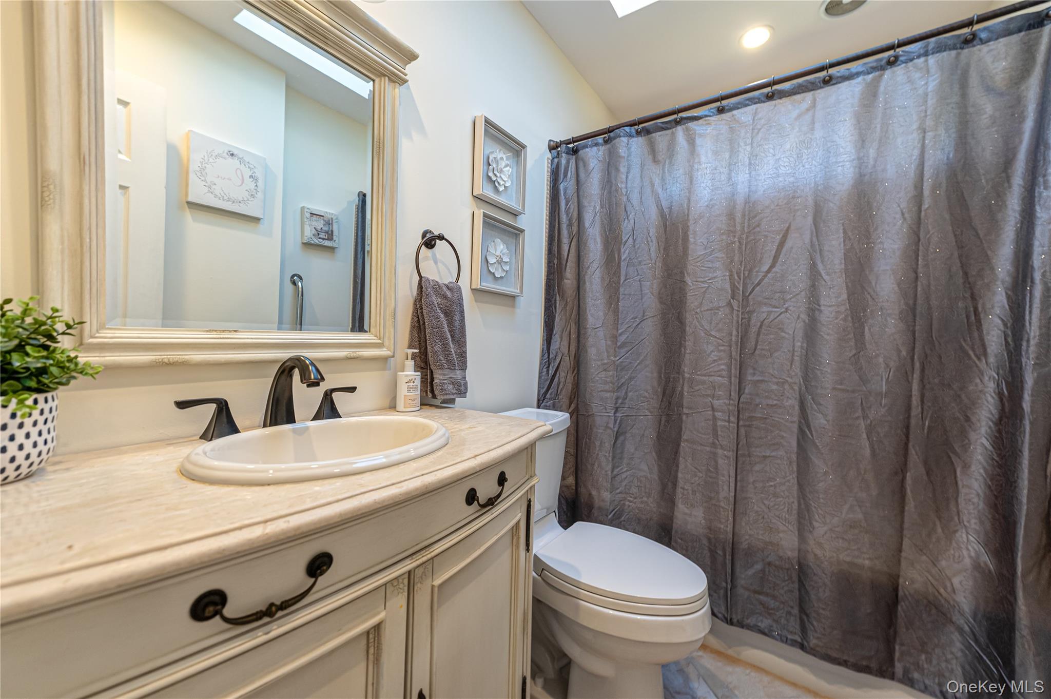 #13 photo, 869 Udall Road, সাফোক কাউন্টি West Islip , NY 11795