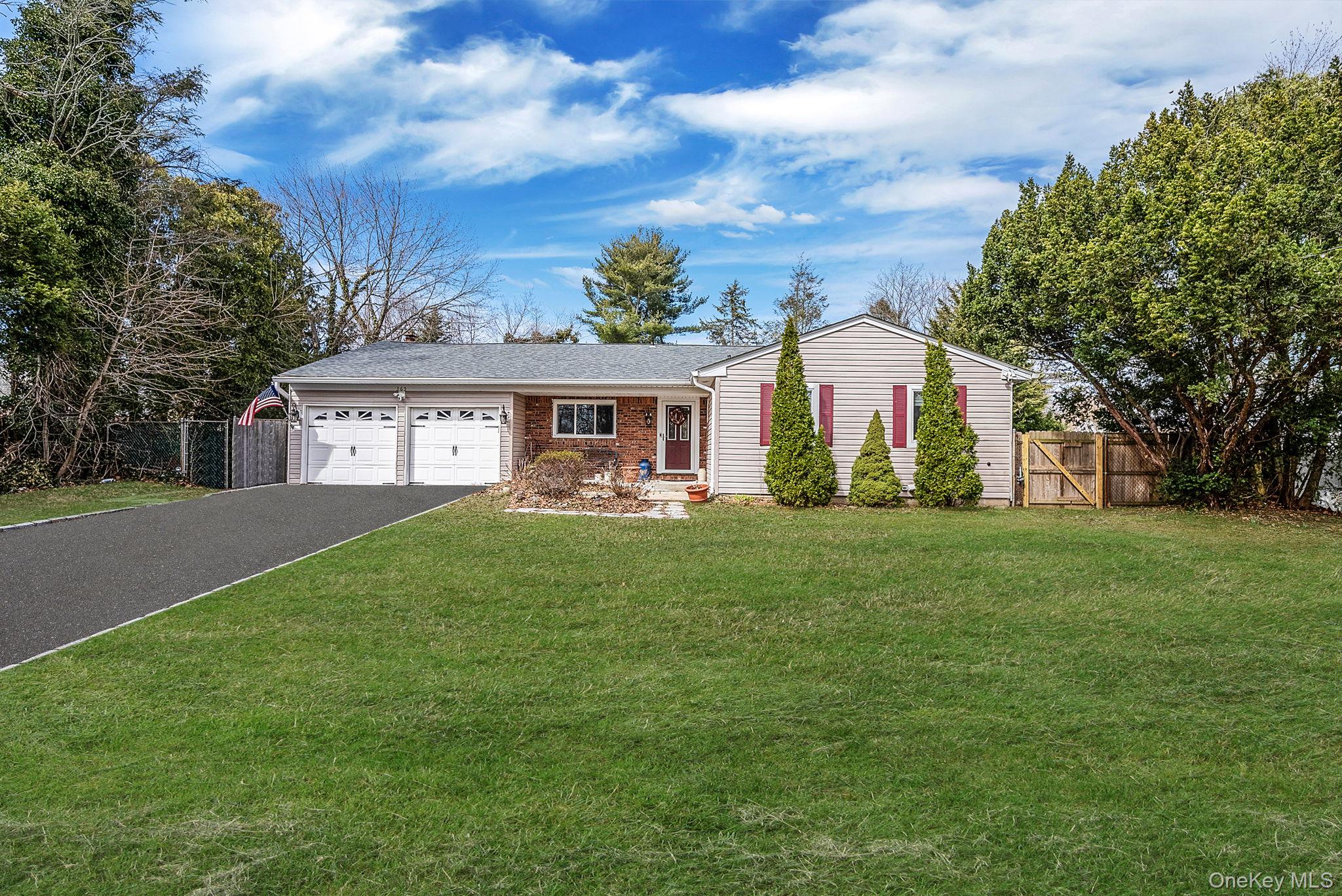 #1 photo, 365 Clay Pitts Road, सफ़ोक काउंटी East Northport , NY 11731