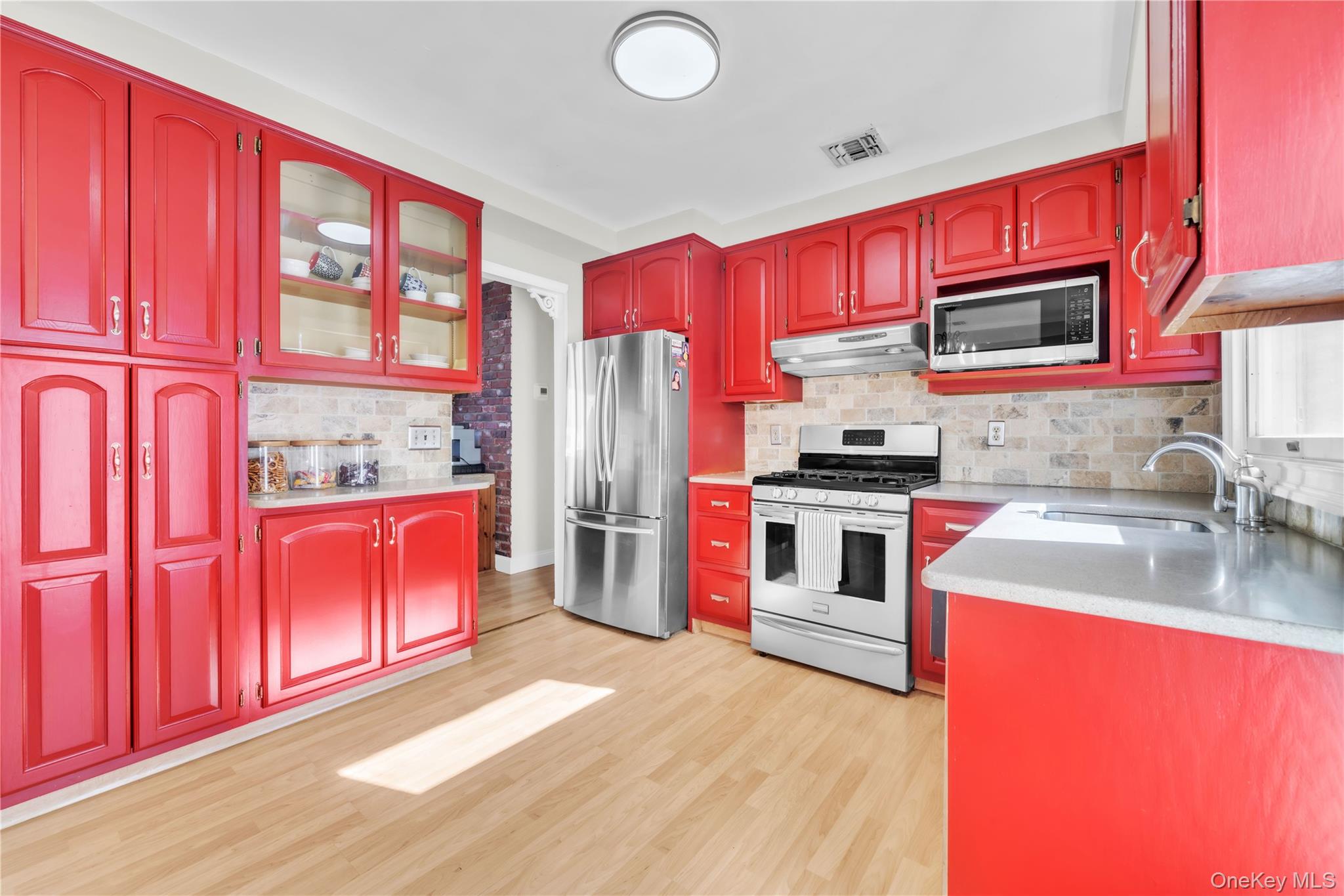 #12 photo, 1408 Saint Louis Avenue, সাফোক কাউন্টি Bay Shore , NY 11706