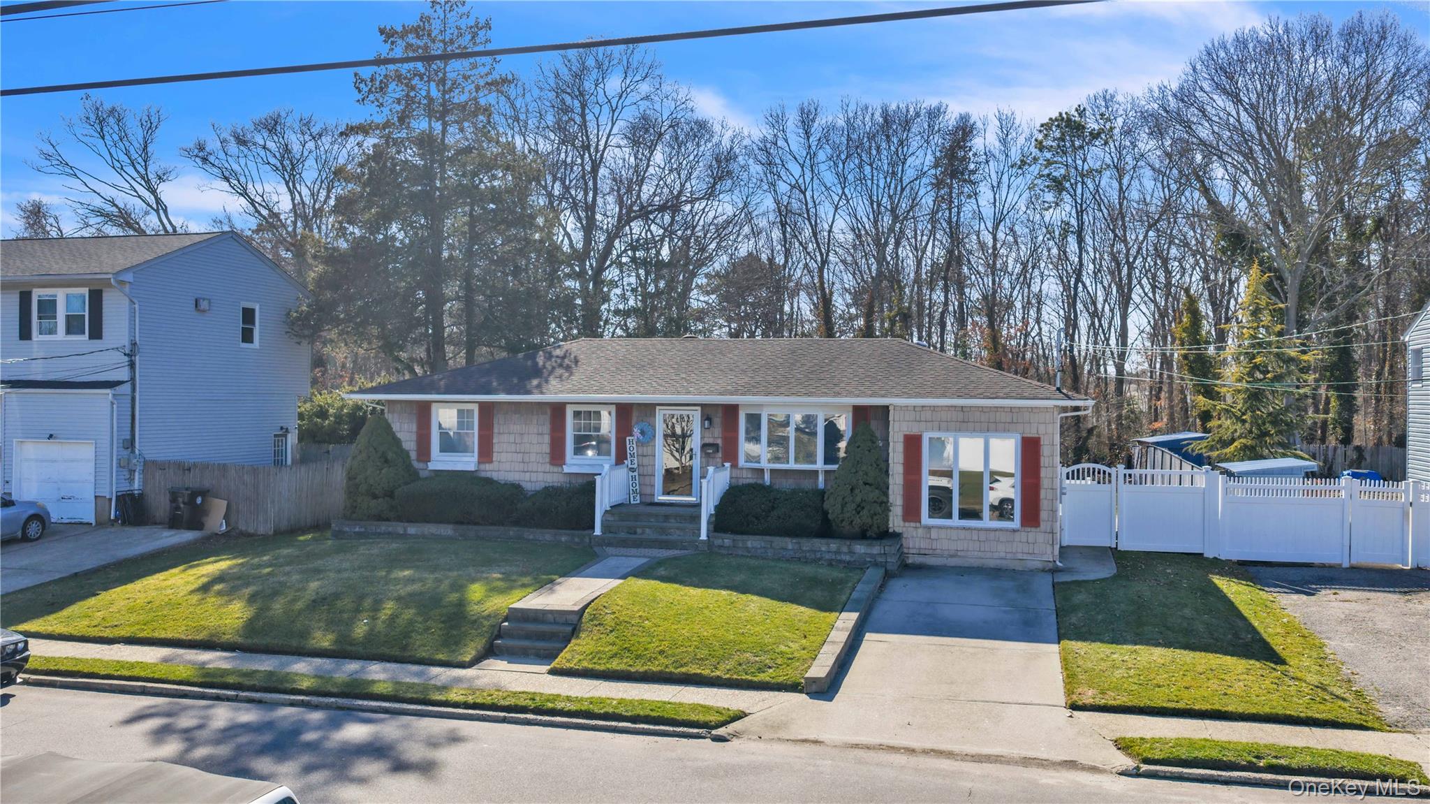 #2 photo, 1408 Saint Louis Avenue, সাফোক কাউন্টি Bay Shore , NY 11706