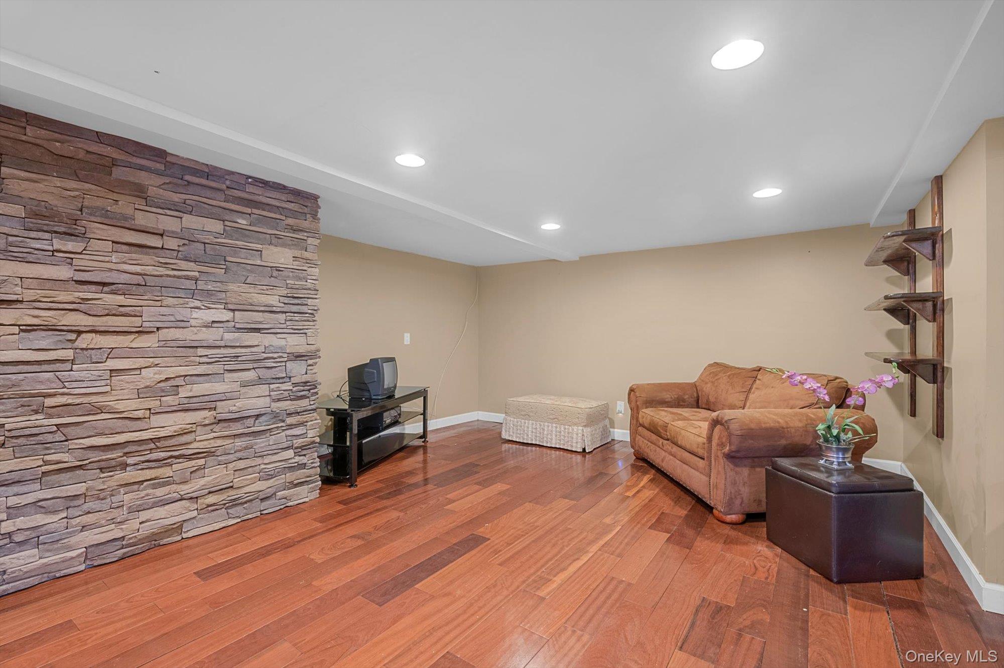 #20 photo, 19 Birchwood Drive, সাফোক কাউন্টি South Huntington , NY 11746