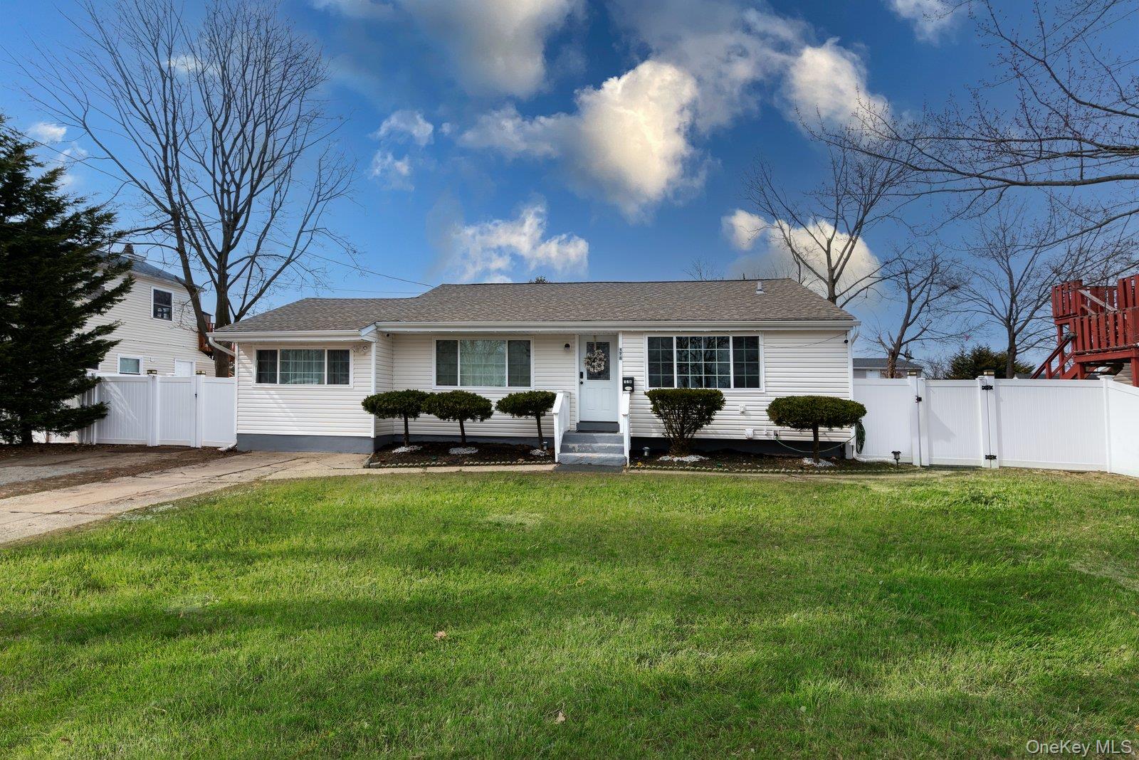 #1 photo, 178 Timberline Drive, सफ़ोक काउंटी Brentwood , NY 11717