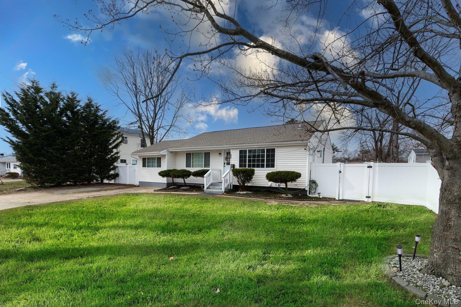 #2 photo, 178 Timberline Drive, सफ़ोक काउंटी Brentwood , NY 11717