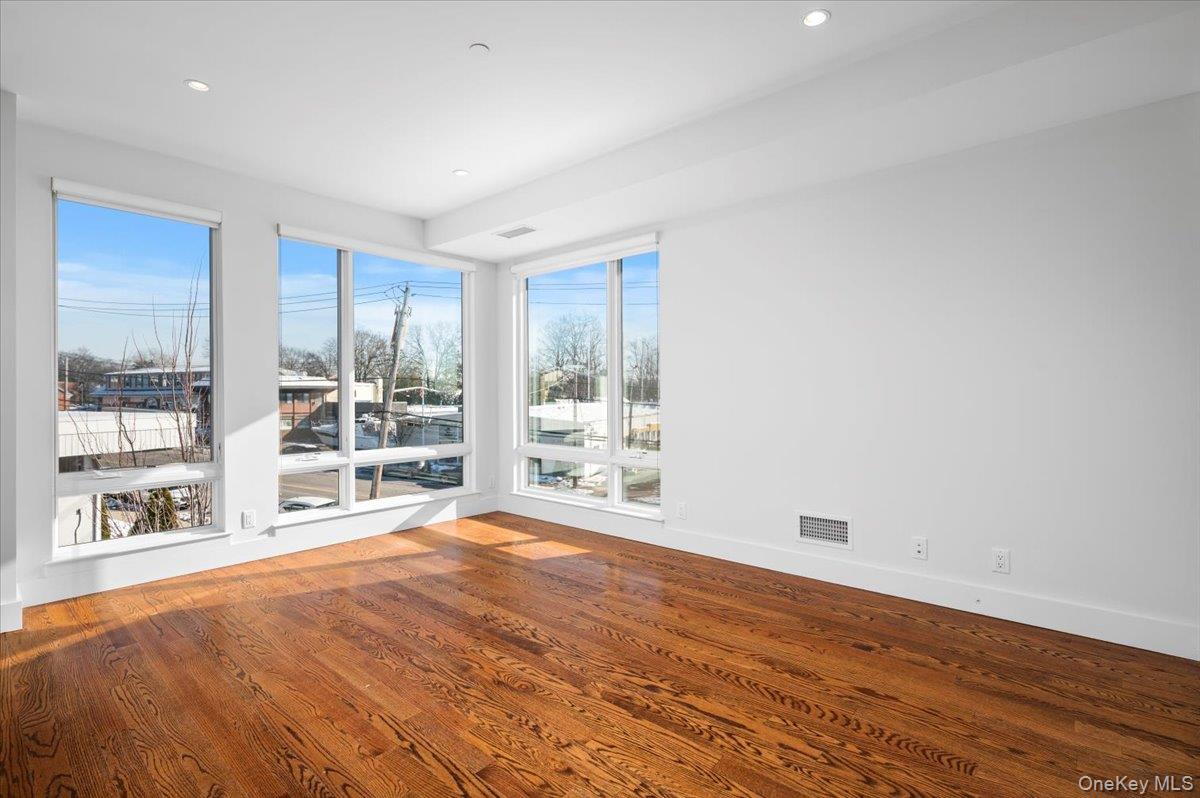 #5 photo, 422 E Boston Post Road, Mamaroneck , NY 10543