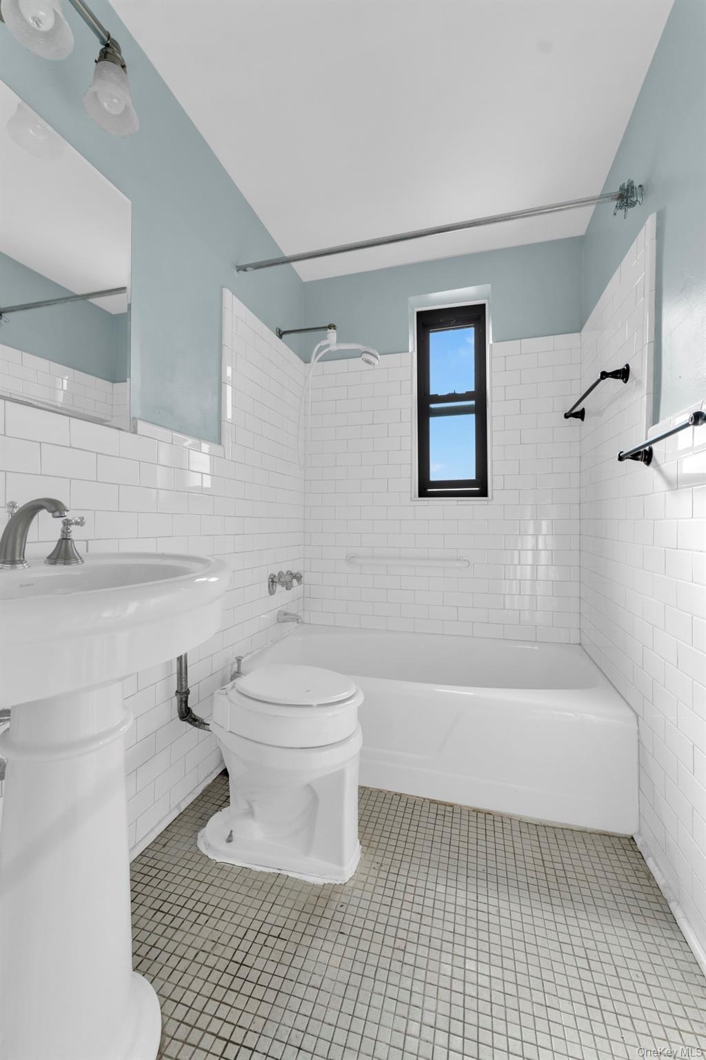 #8 photo, 2015 Saint Paul Avenue, ব্রঙ্কস Bronx , NY 10461