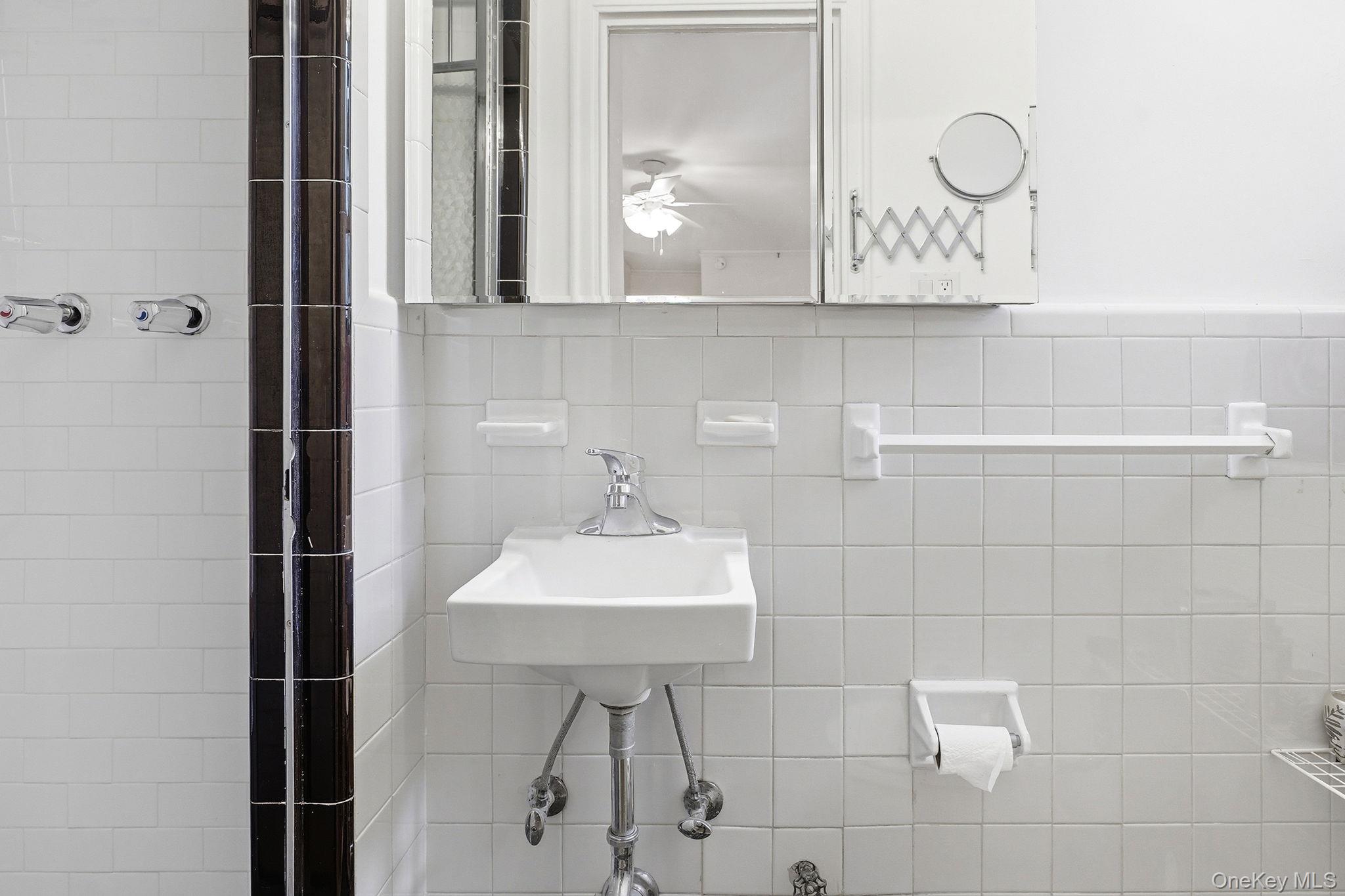 #16 photo, 601 Pelham Parkway, Bronx , NY 10467