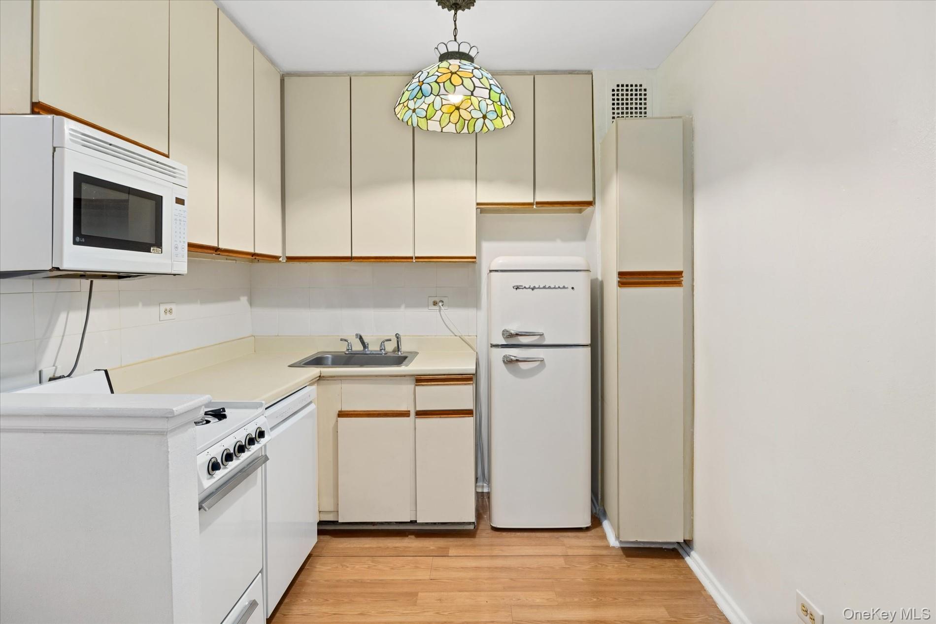 #8 photo, 87-15 165th Street, Jamaica , NY 11432