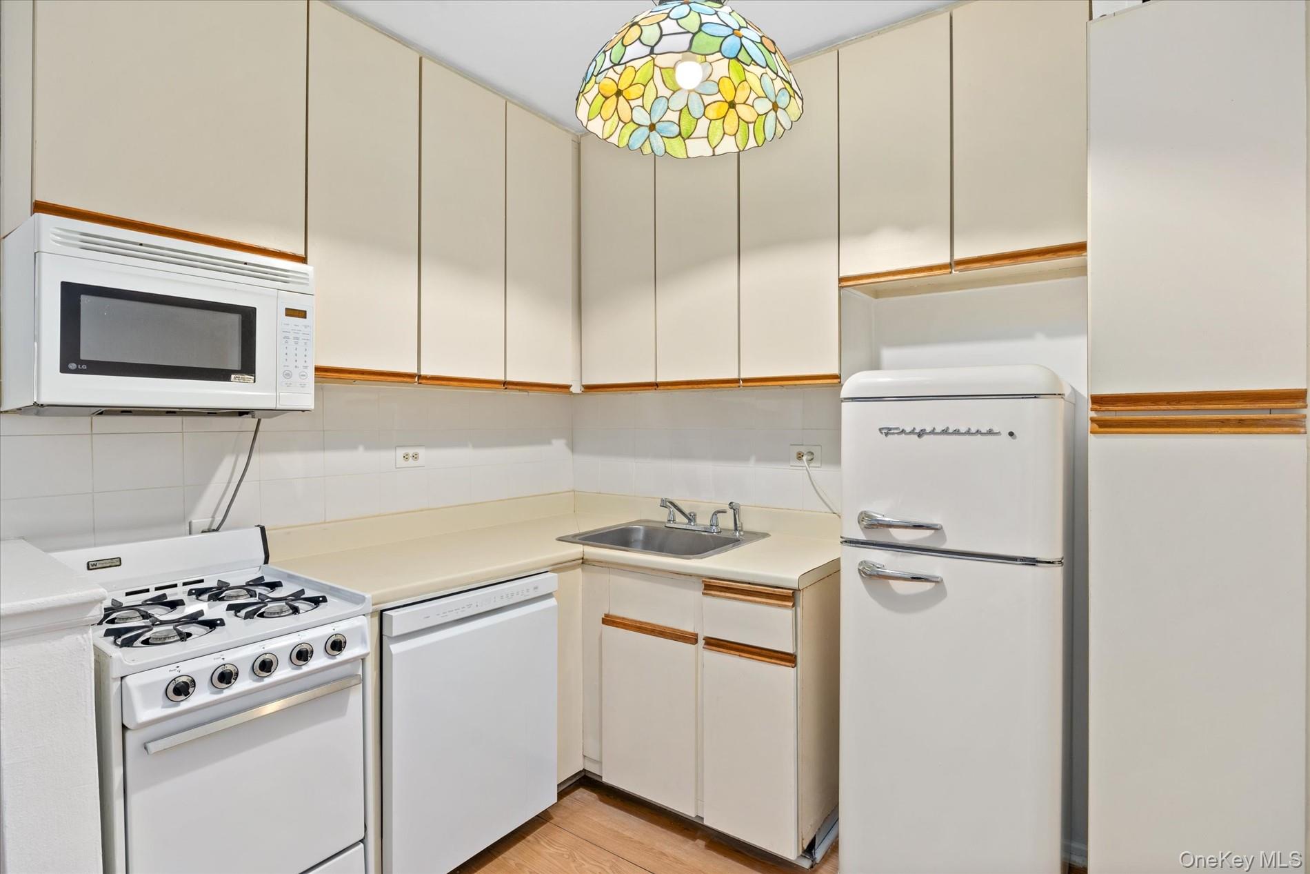 #9 photo, 87-15 165th Street, Jamaica , NY 11432