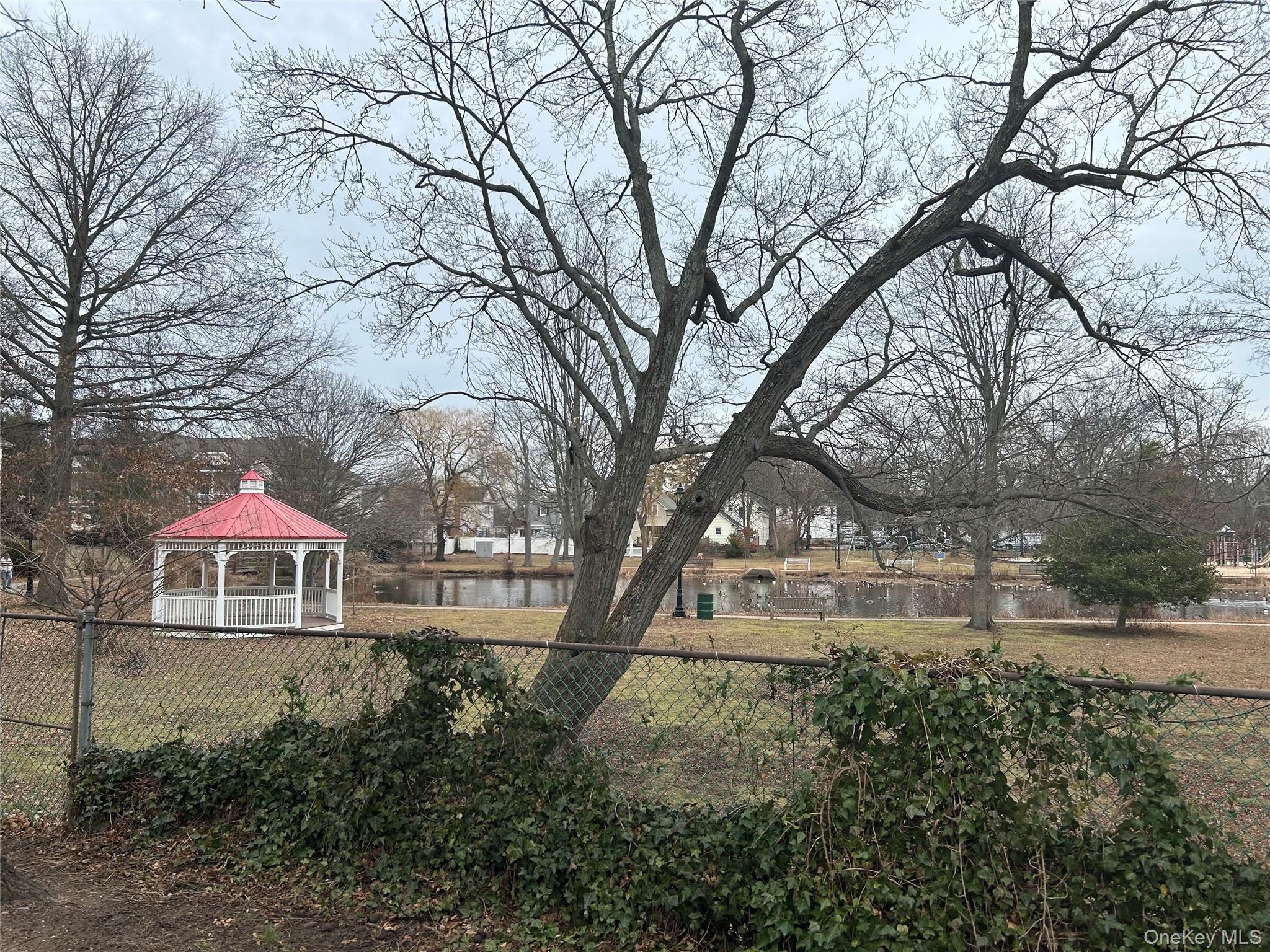 #4 photo, 21 Wellington Place, 東長島 Amityville , NY 11701