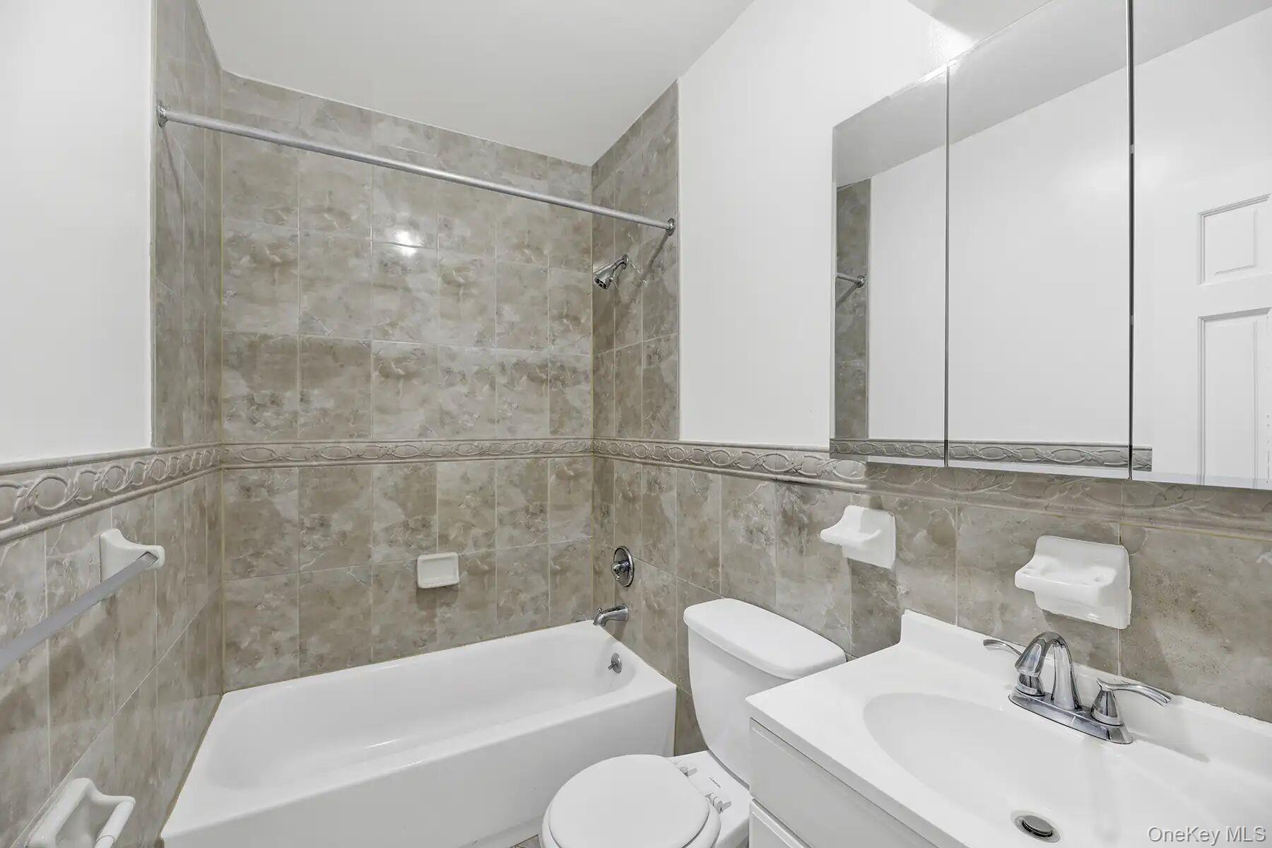 #7 photo, 1 Ash place, Great Neck Plaza , NY 11021