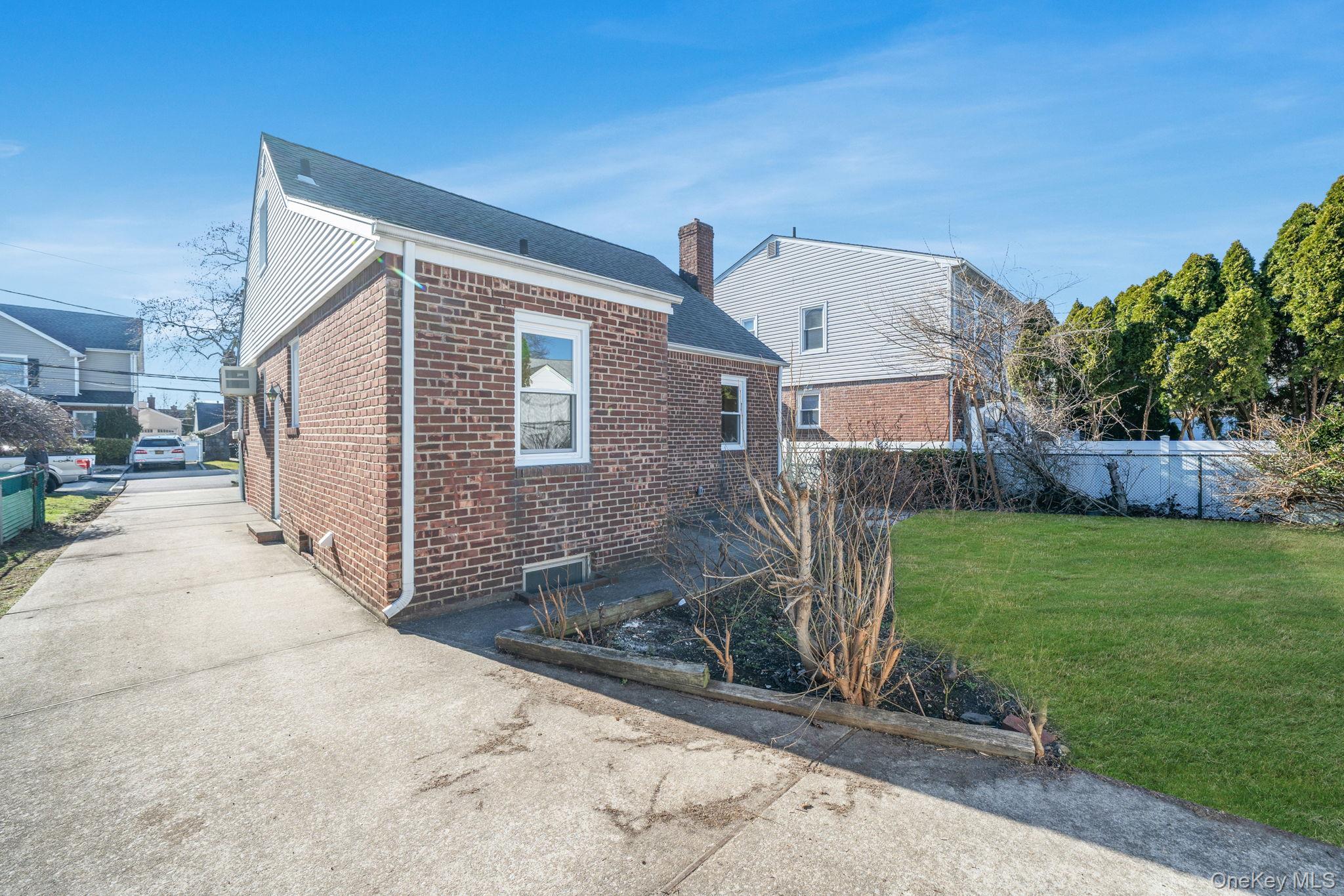 #5 photo, 48 Winthrop Street, New Hyde Park , NY 11040