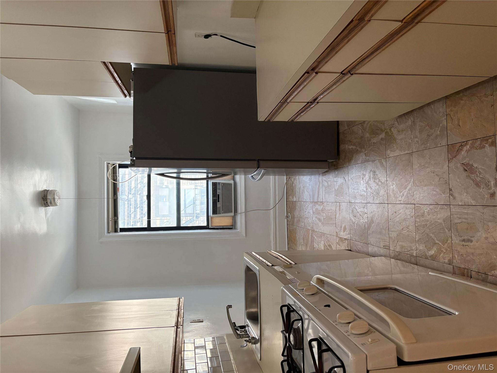 #12 photo, 5005 43rd Avenue, কুইন্‌স Woodside , NY 11377