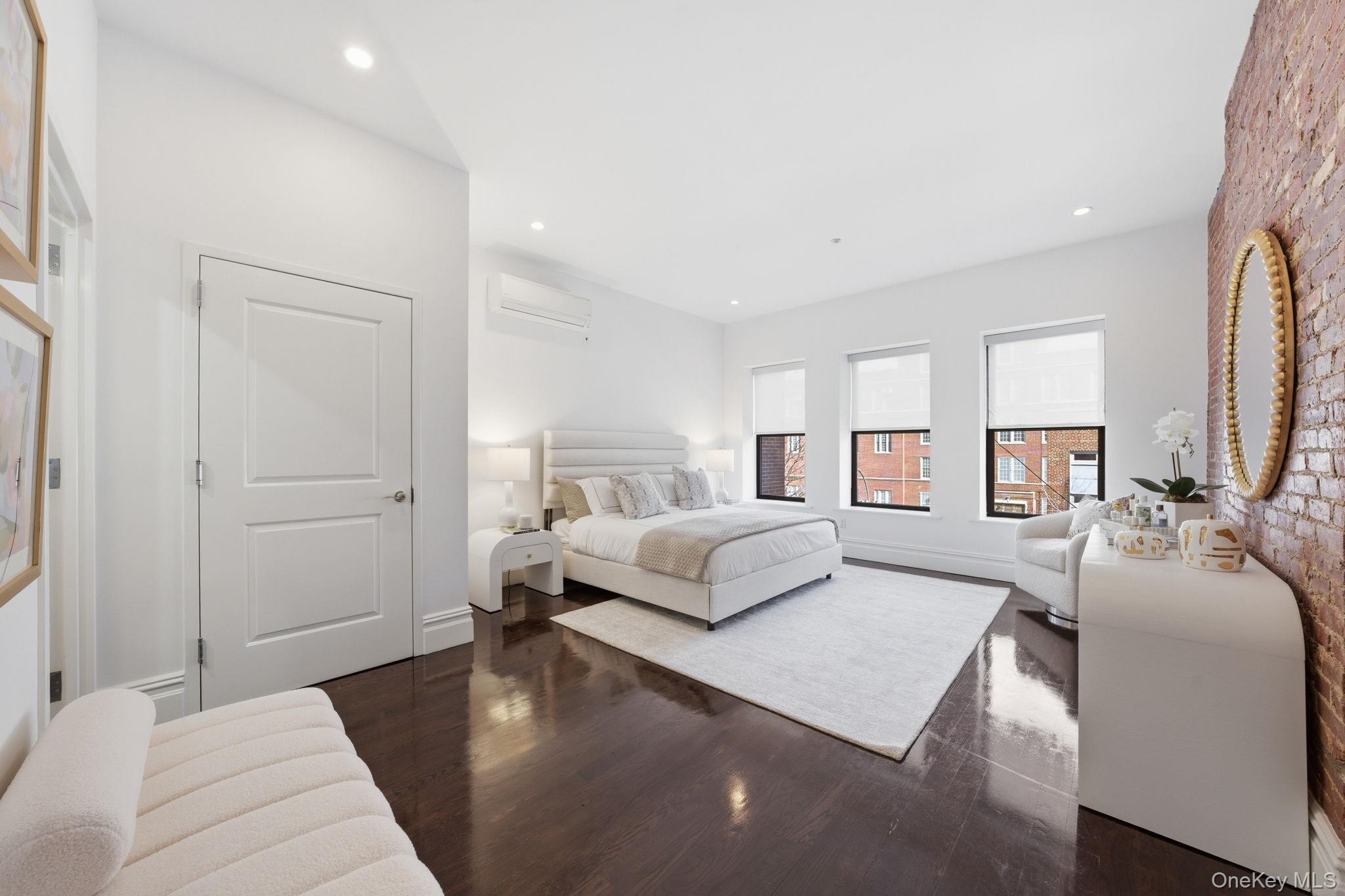 #8 photo, 236 W 112th Street, New York (Manhattan) , NY 10026