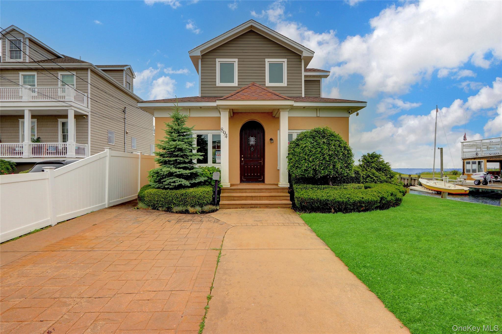 #1 photo, 894 Bay 9th Street, সাফোক কাউন্টি West Islip , NY 11795