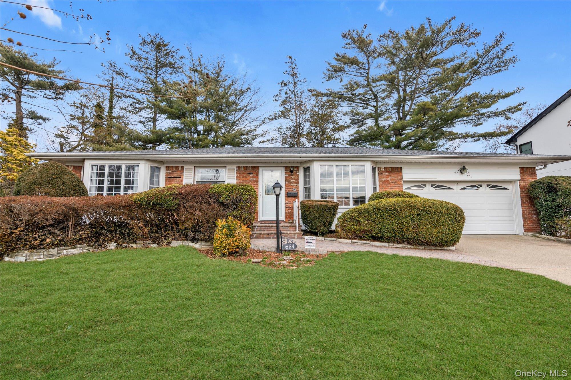 #2 photo, 654 Oakwood Court, নাসাউ কাউন্টি Westbury , NY 11590