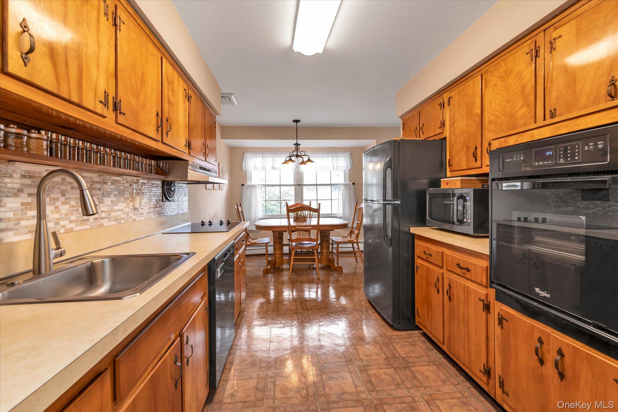 #9 photo, 654 Oakwood Court, নাসাউ কাউন্টি Westbury , NY 11590