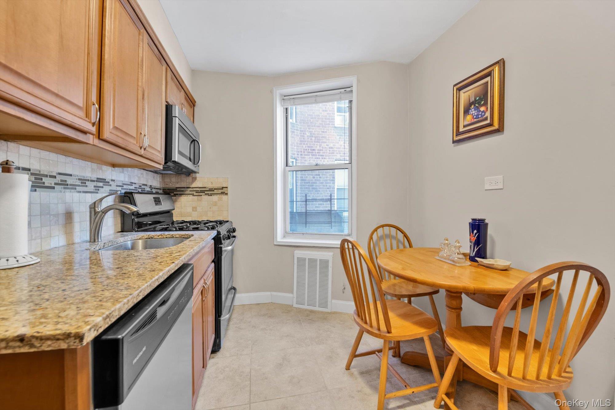 #7 photo, 67-30 Clyde Street, কুইন্‌স Forest Hills , NY 11375