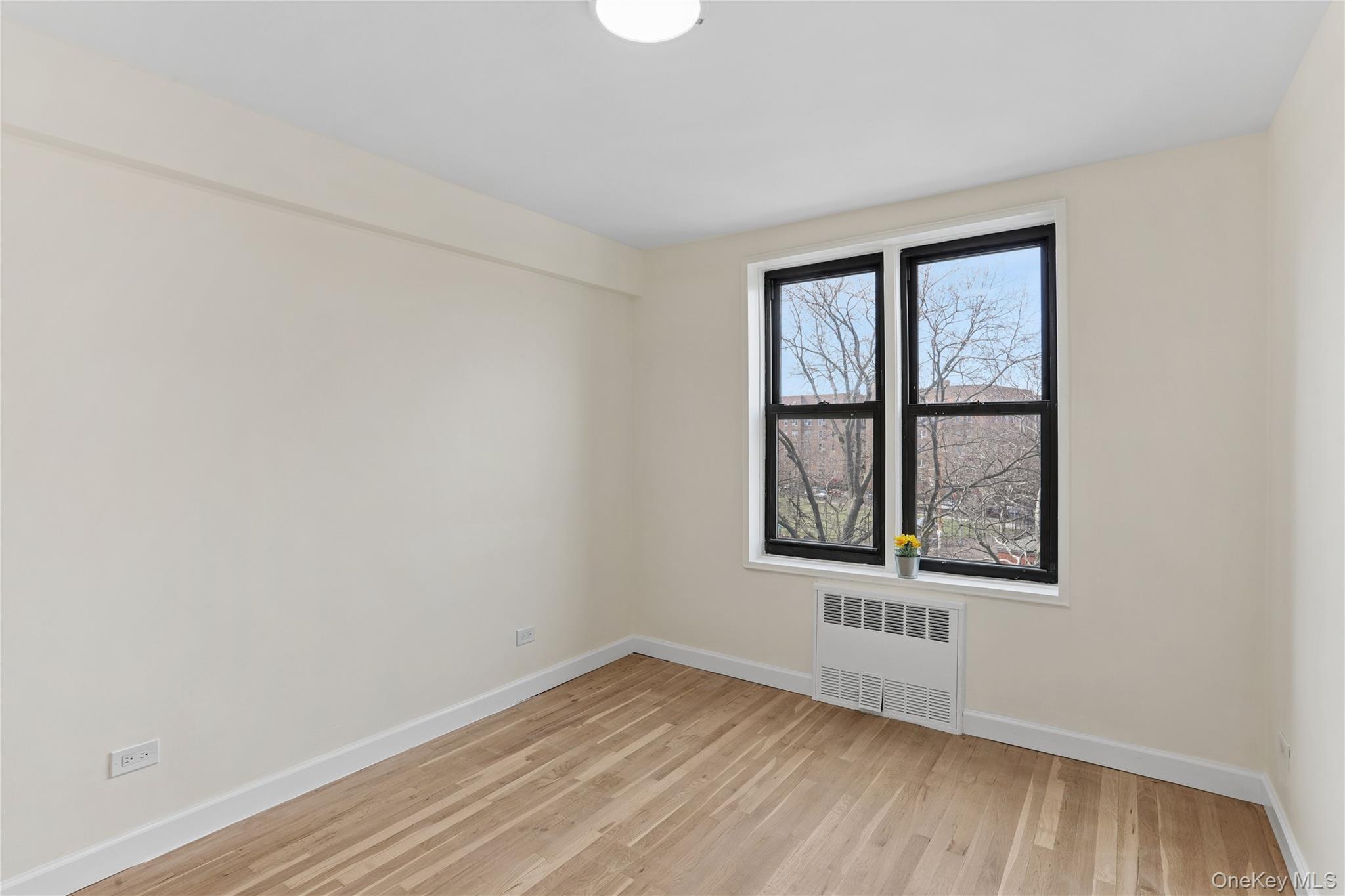 #8 photo, 33-04 Junction Blvd, クイーンズ区 Jackson Heights , NY 11372