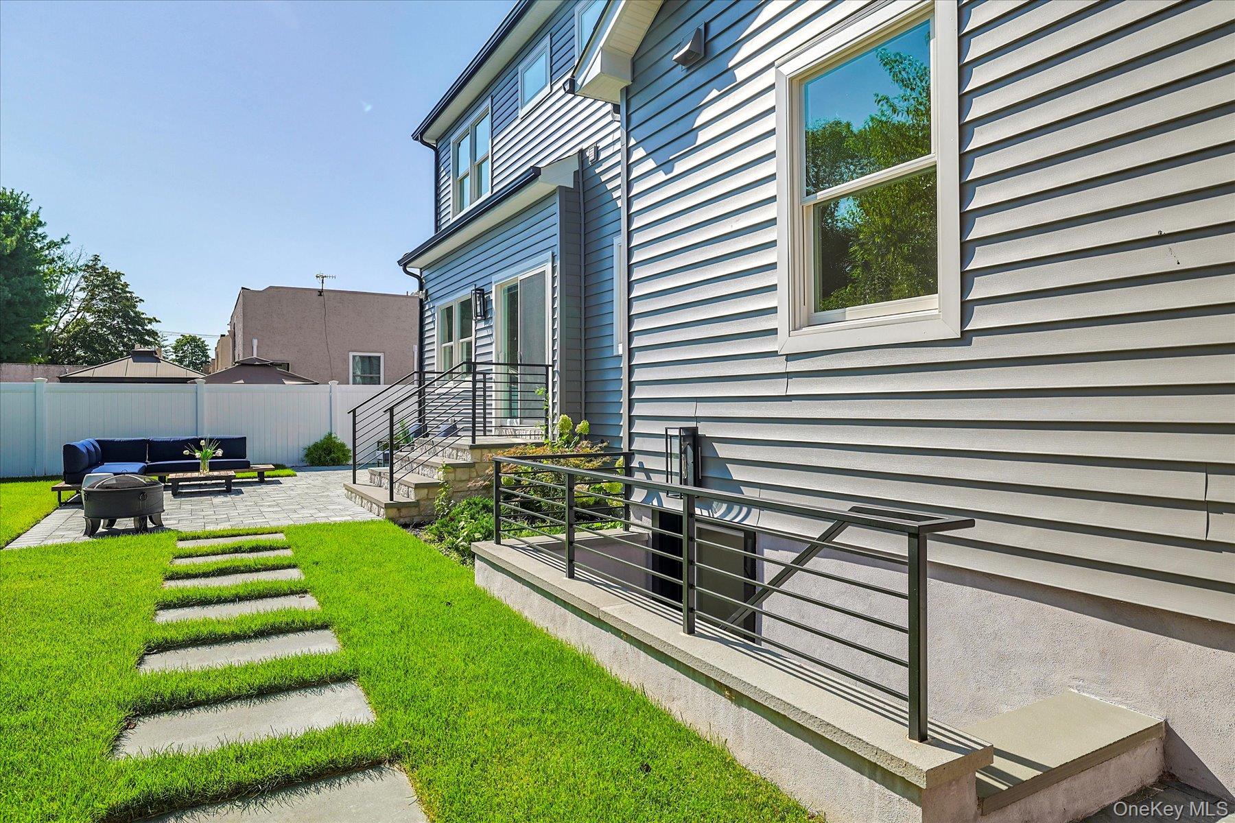 #12 photo, 8 Van Cott Place, নাসাউ কাউন্টি North Bellmore , NY 11710