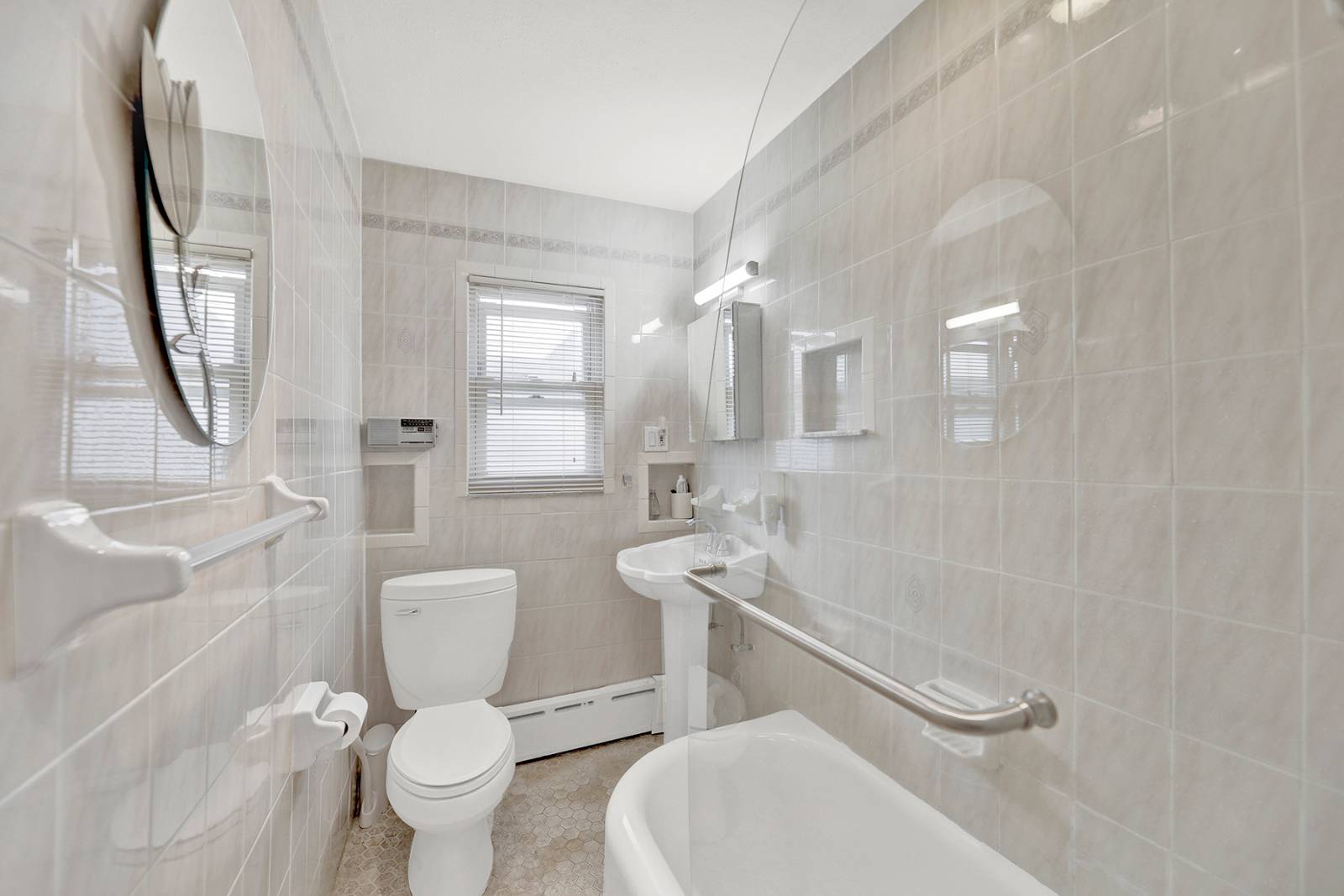 #24 photo, 1928 E 35th St, ব্রুকলিন Marine Park , NY 11234