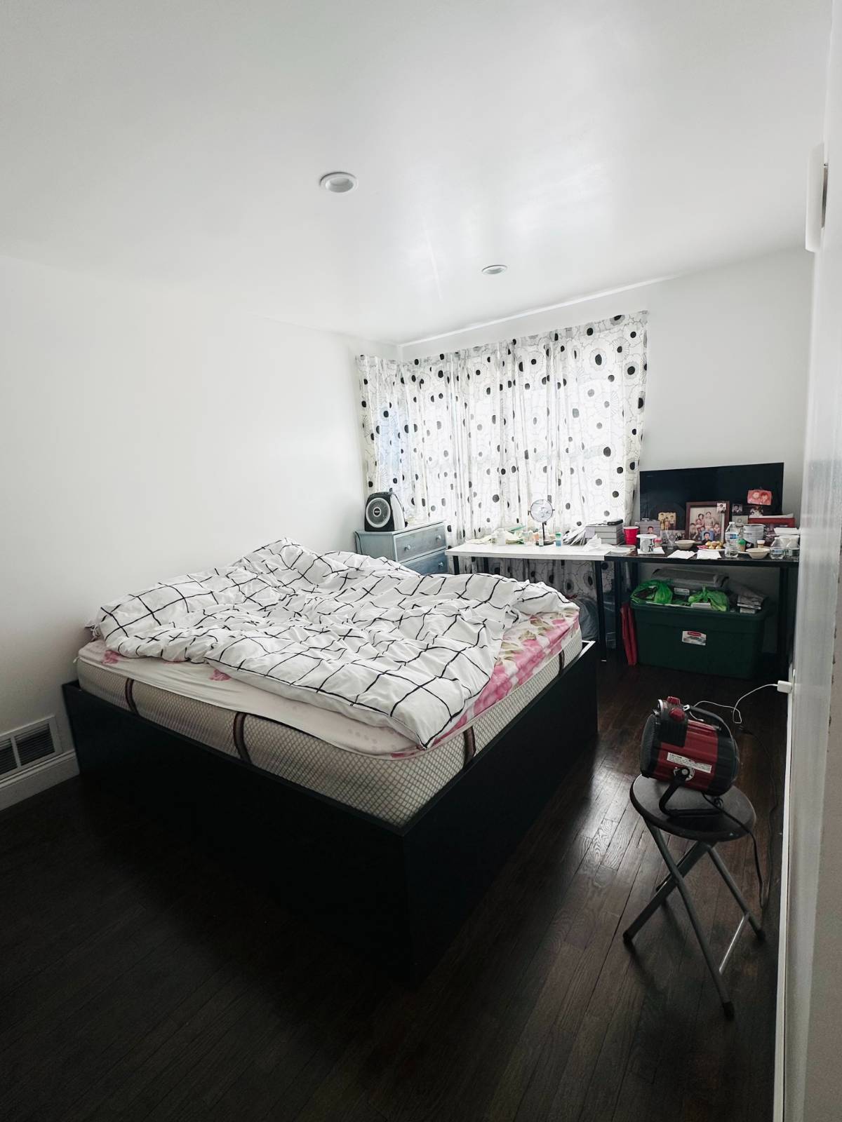 #12 photo, 67-15 215th St, Oakland Gardens , NY 11364