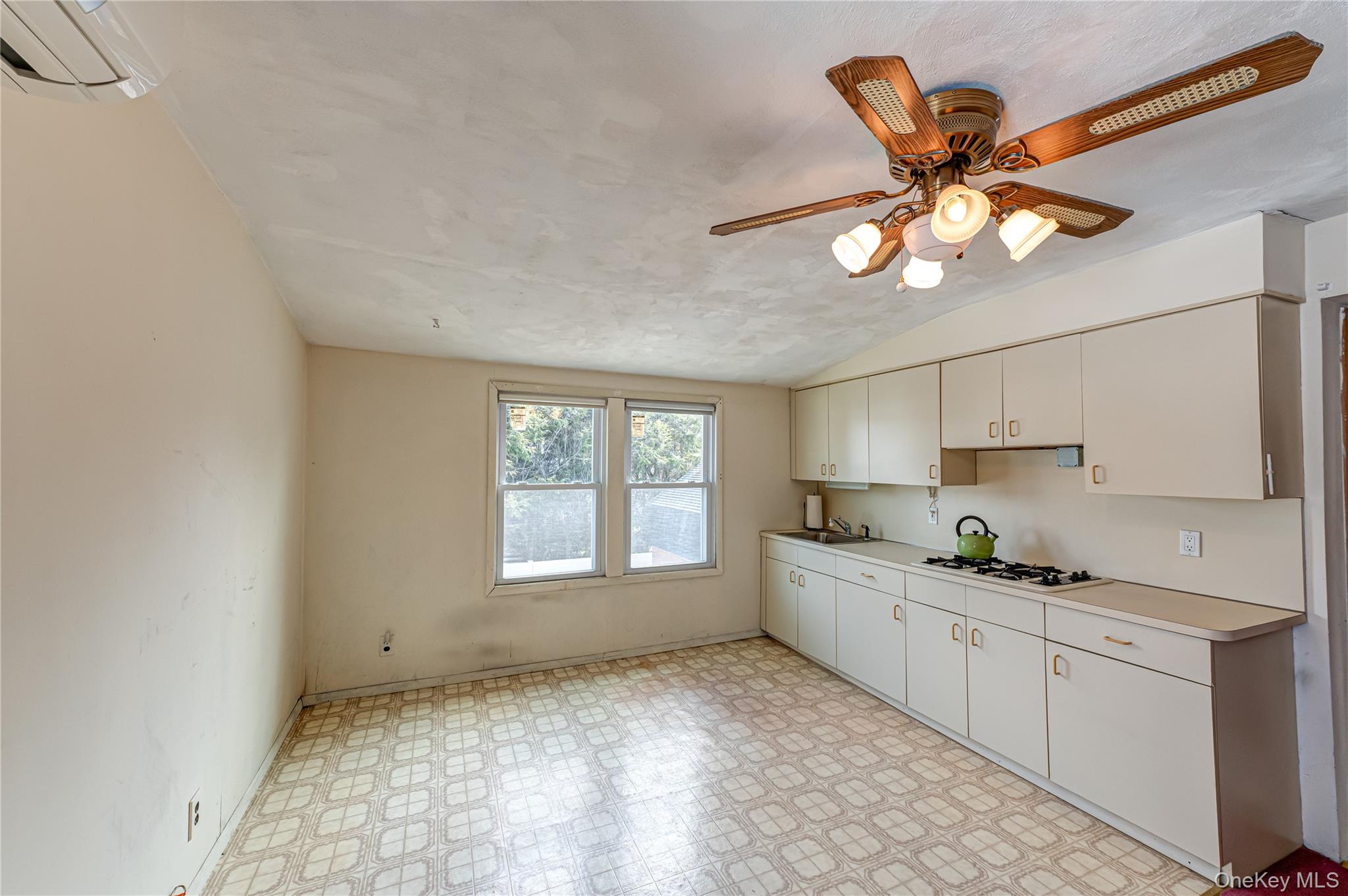 #13 photo, 1595 Washington Avenue, מחוז נסאו Seaford , NY 11783