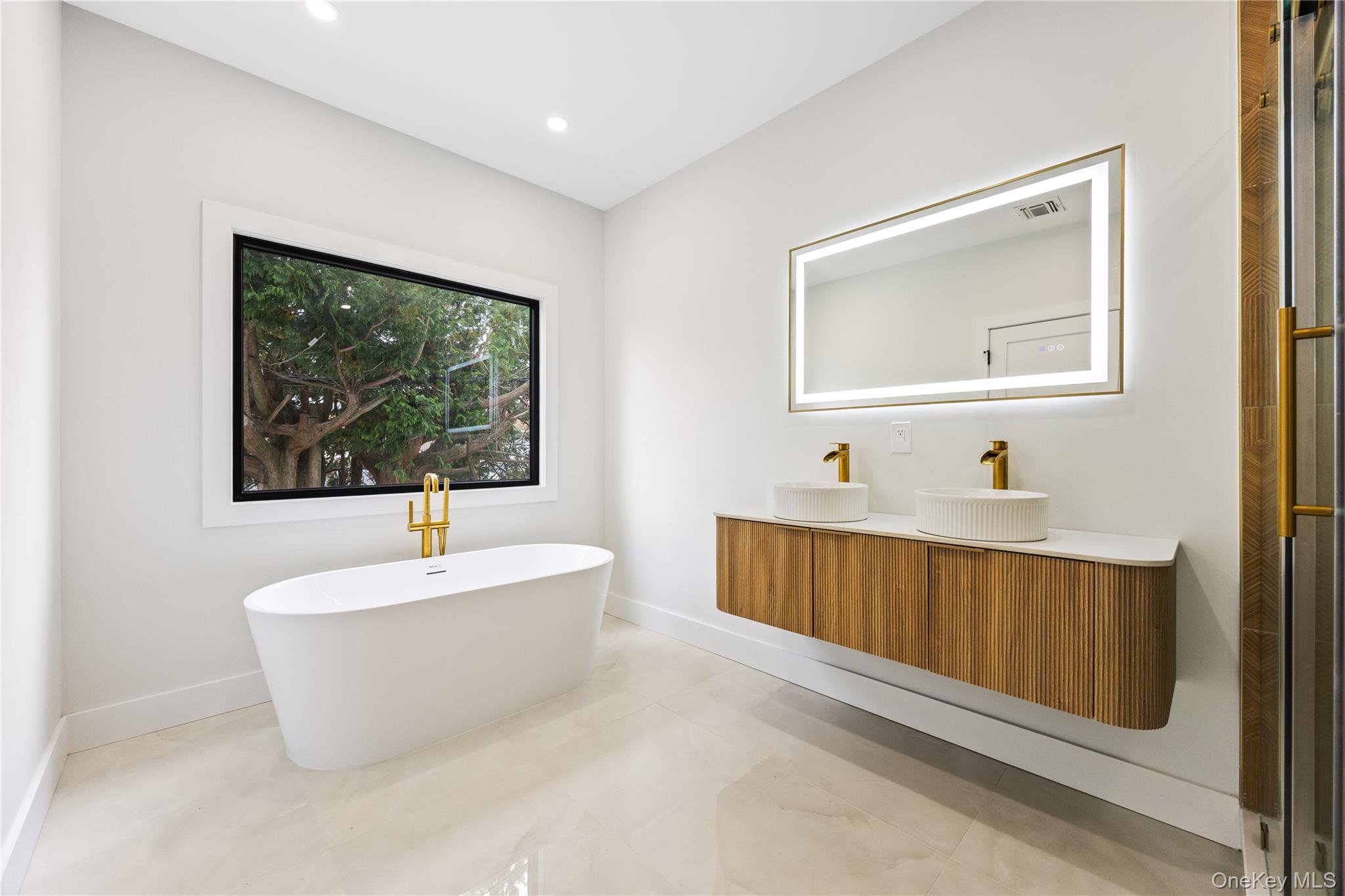 #17 photo, 48 Martin Lane, Westbury , NY 11590