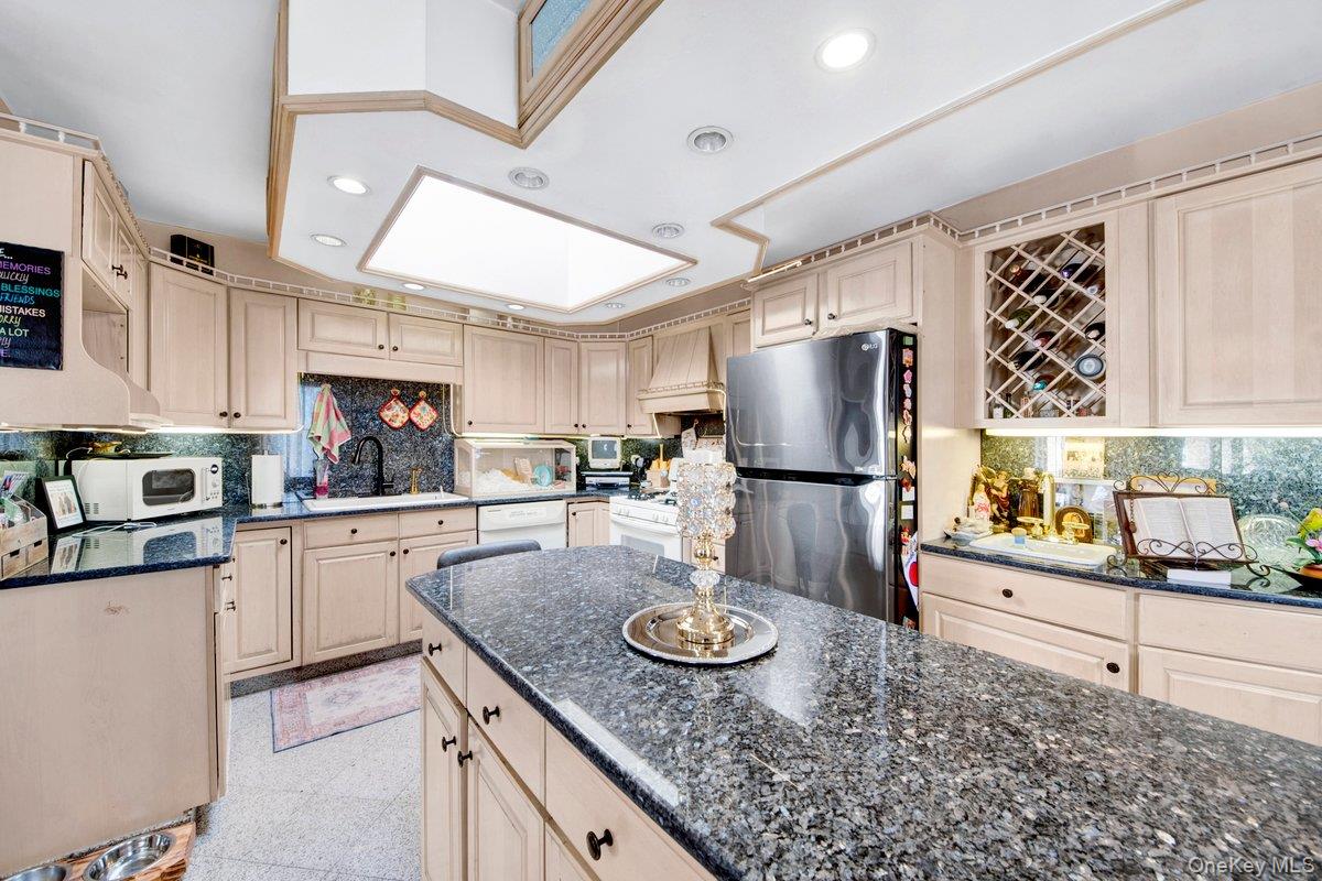 #7 photo, 3252 Waterbury Avenue, Bronx , NY 10465