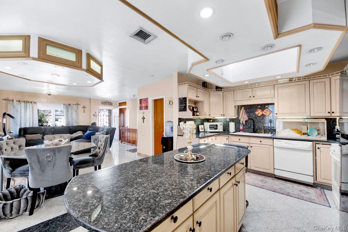 #8 photo, 3252 Waterbury Avenue, Bronx , NY 10465