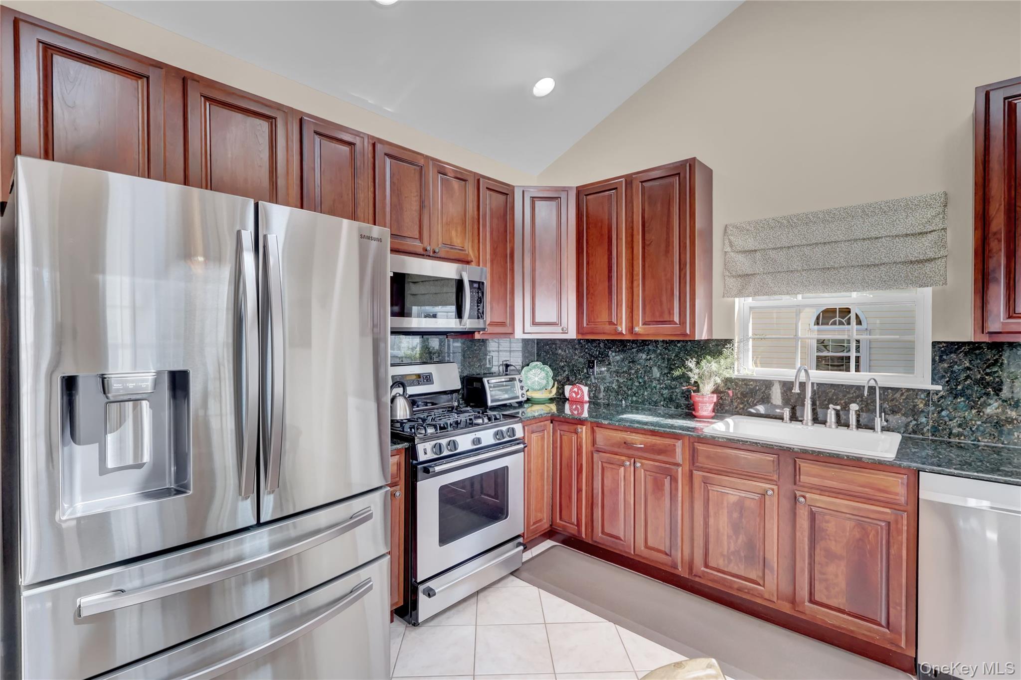 #9 photo, 77 Constantine way Way, מחוז סאפוק Mount Sinai , NY 11766