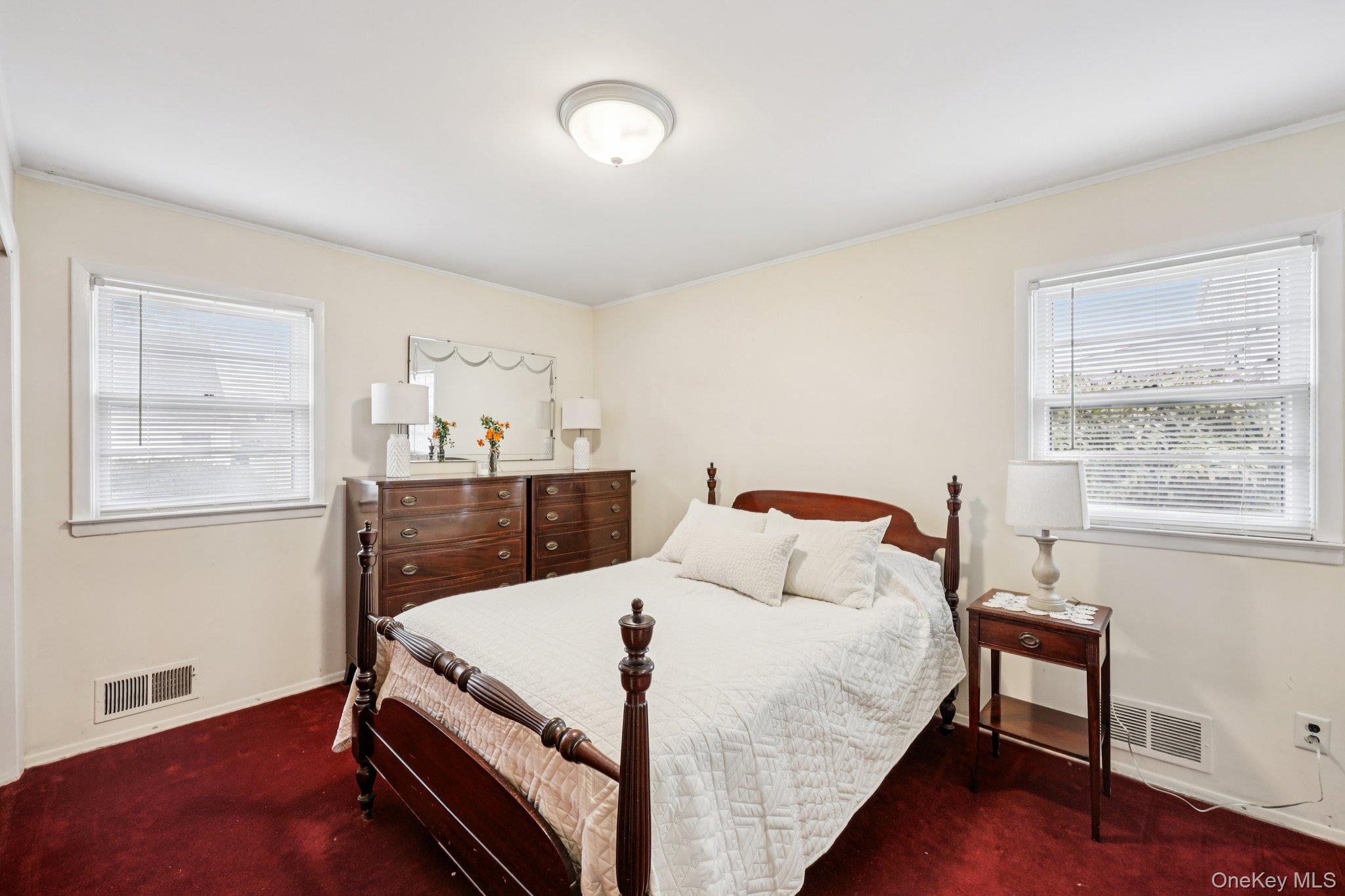 #13 photo, 132 Albertson Parkway, מחוז נסאו Albertson , NY 11507